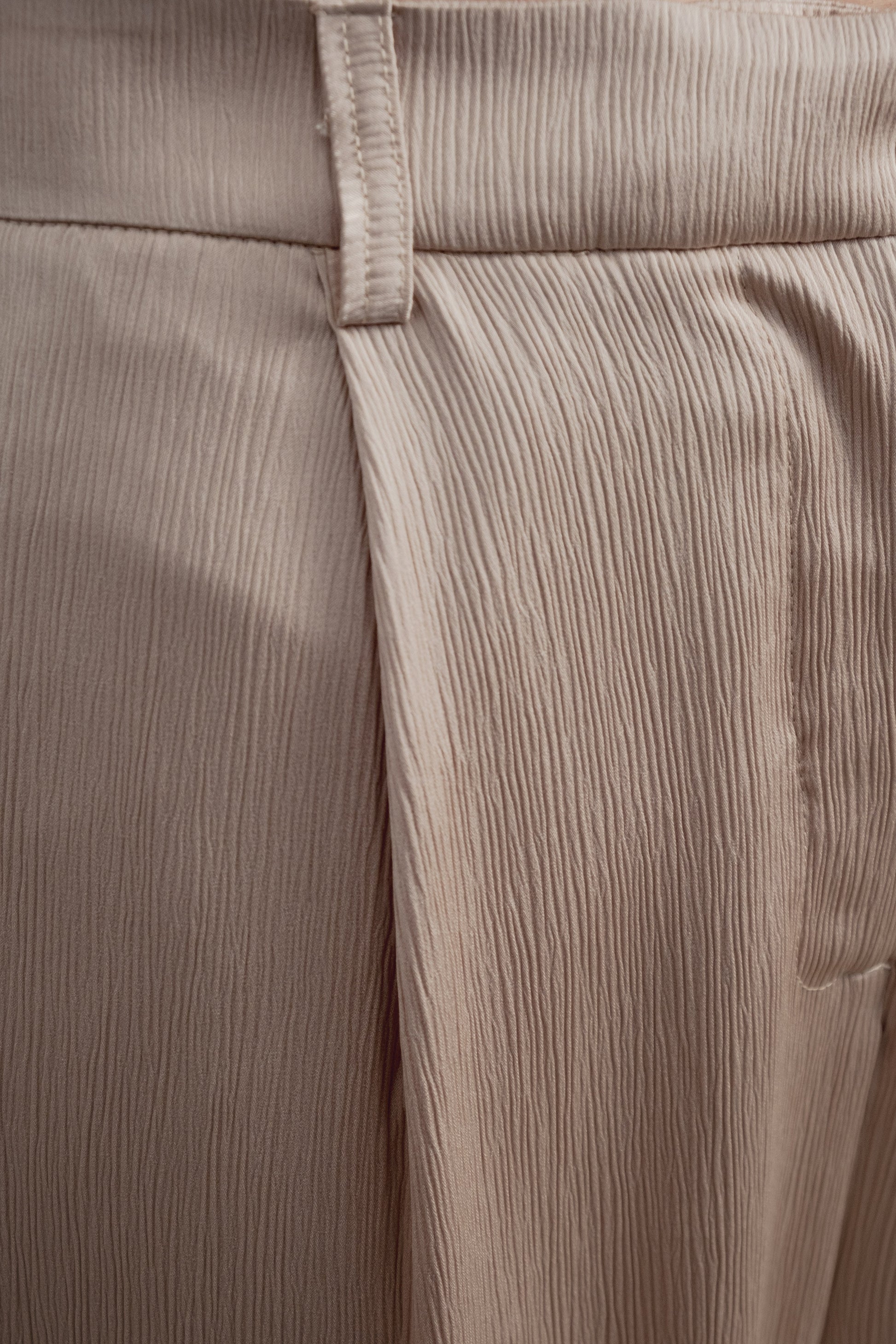 Pantalón fluido satinado beige de tiro alto diseño español
