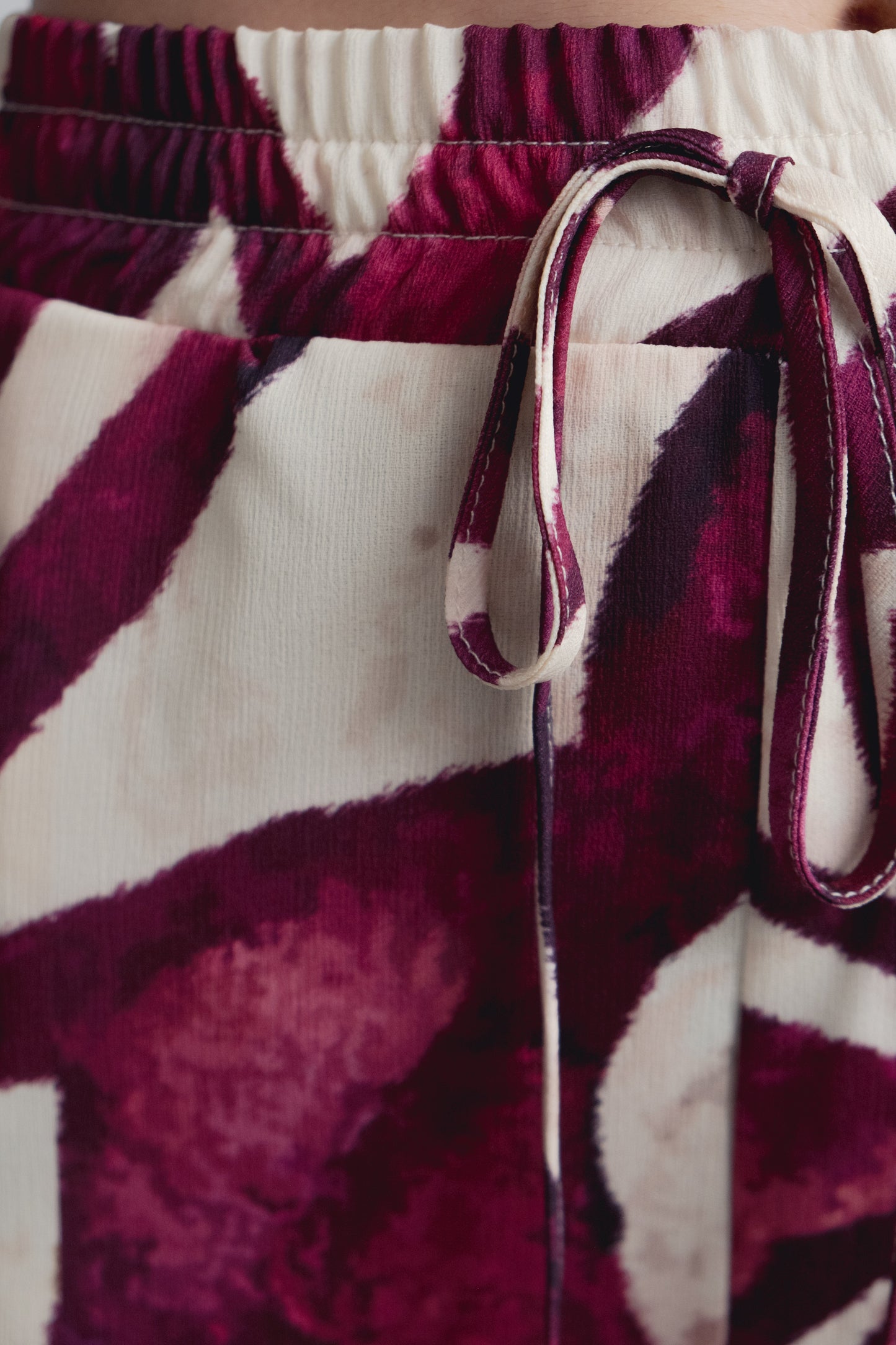 Pantalón fluido con estampado bohemio de tiro alto