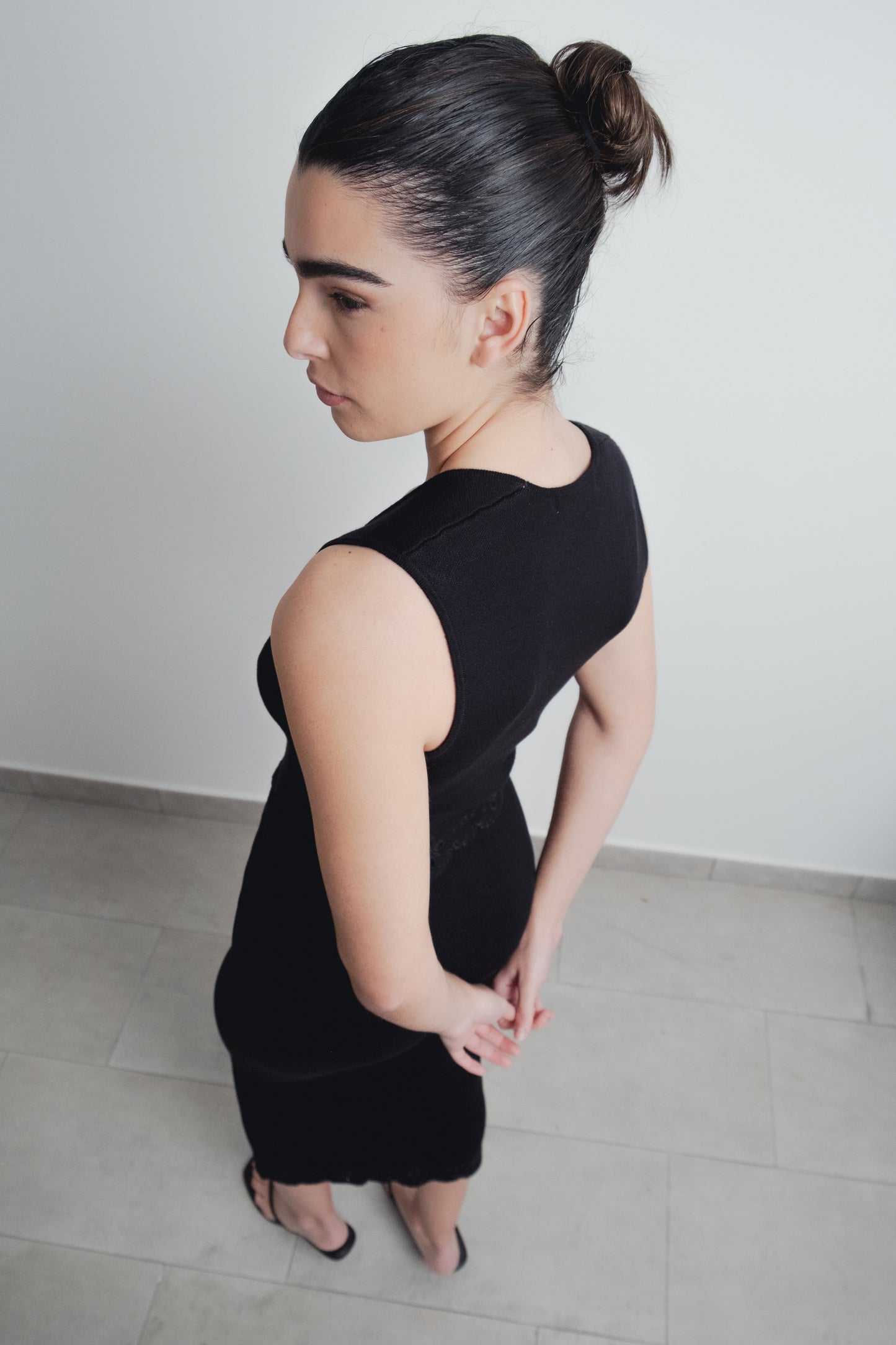 Top de punto negro con bordados diseño español