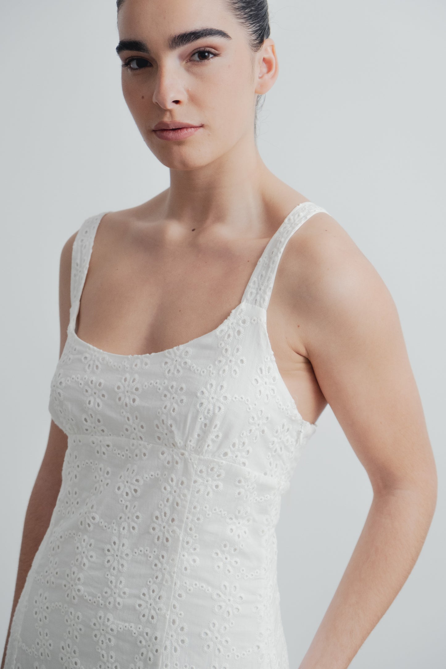 Vestido midi blanco perforado bordado suizo