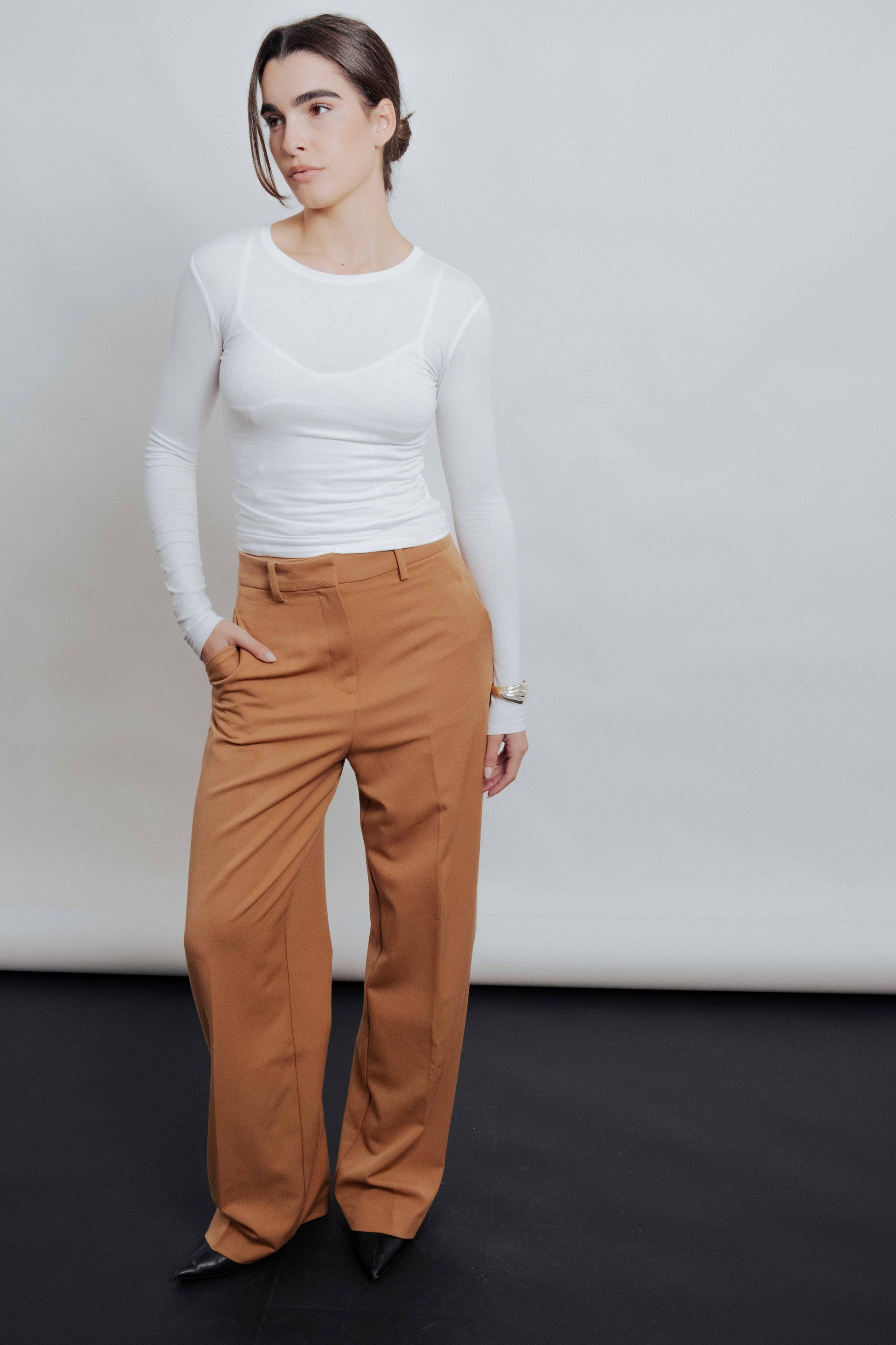 Pantalón de vestir recto color gris clásico para mujer diseño español