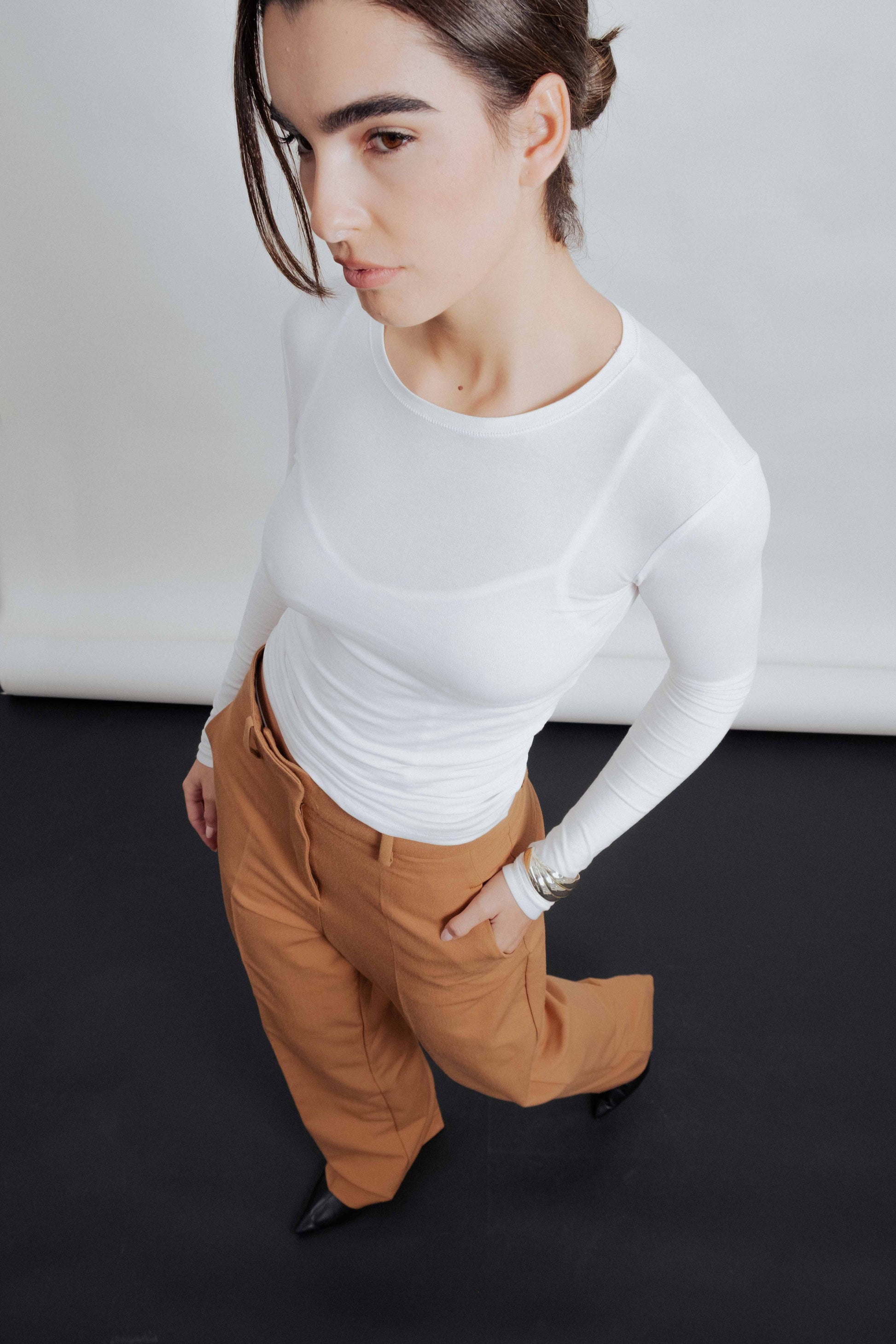 Pantalón de vestir recto color gris clásico para mujer diseño español
