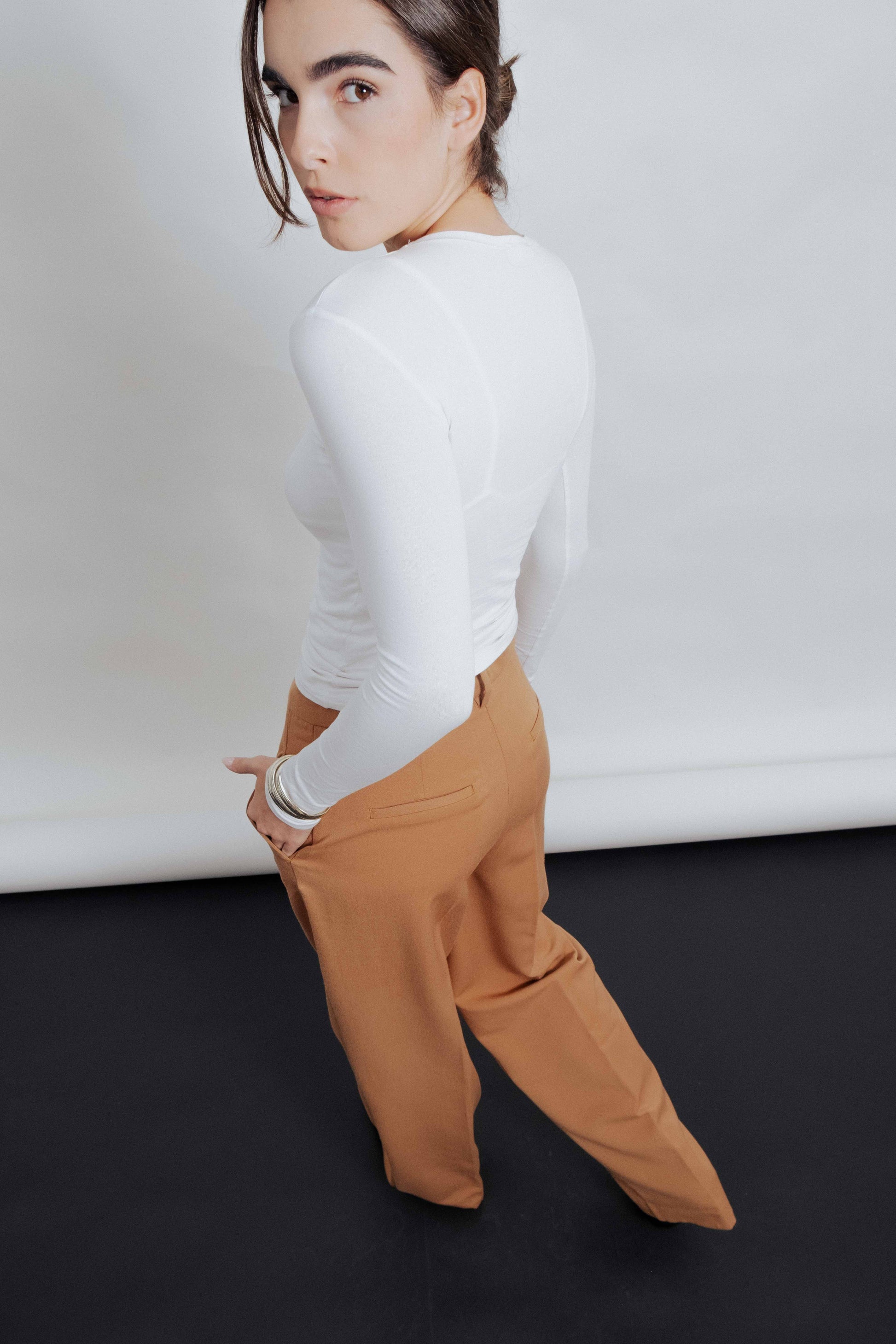 Pantalón de vestir recto color gris clásico para mujer diseño español