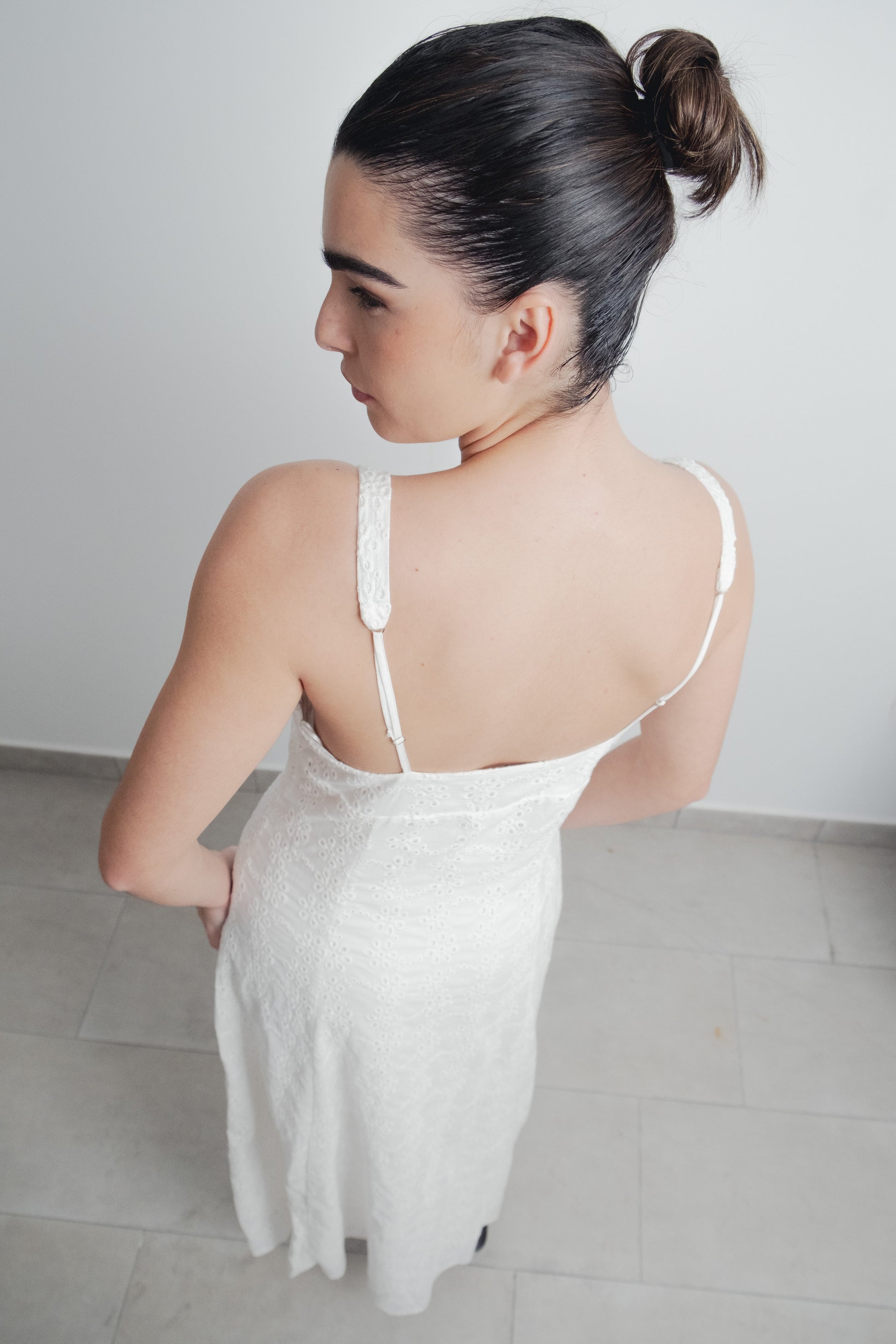 Vestido midi blanco perforado bordado suizo