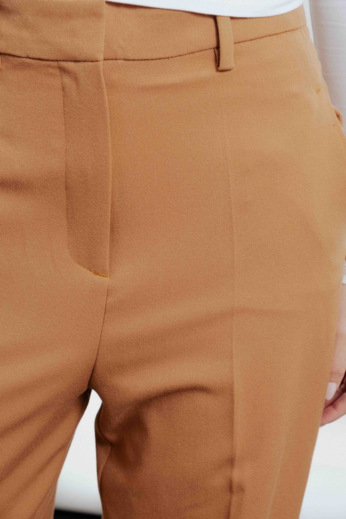 Pantalón de vestir recto color gris clásico para mujer diseño español