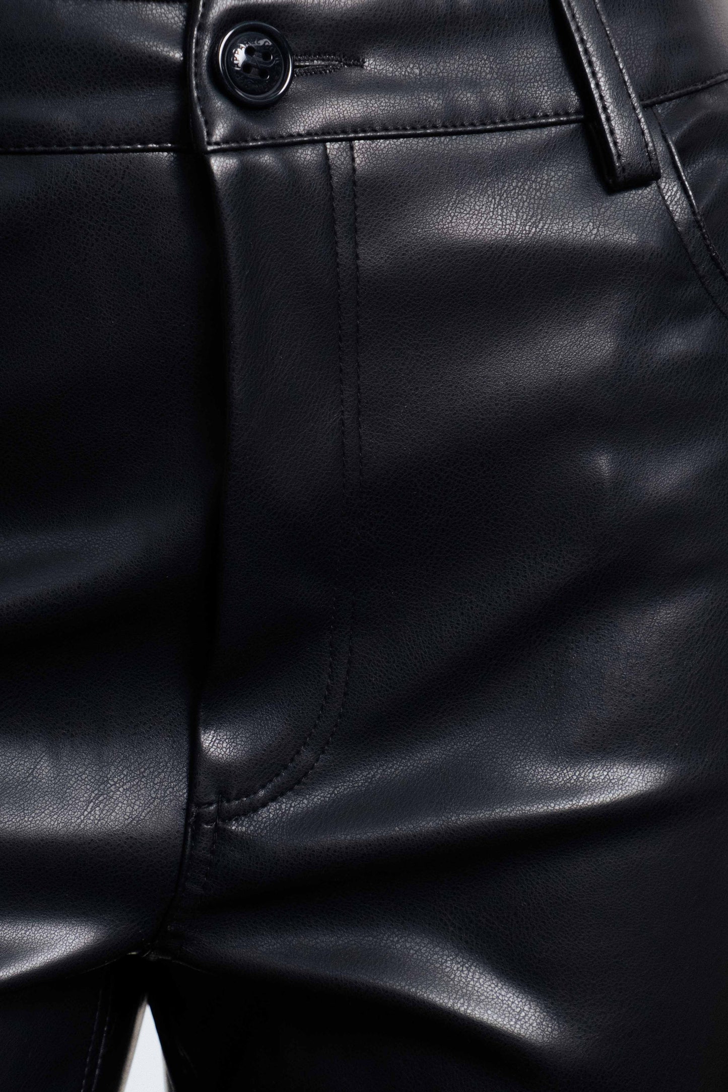 Pantalón efecto piel negro tiro alto tendencia