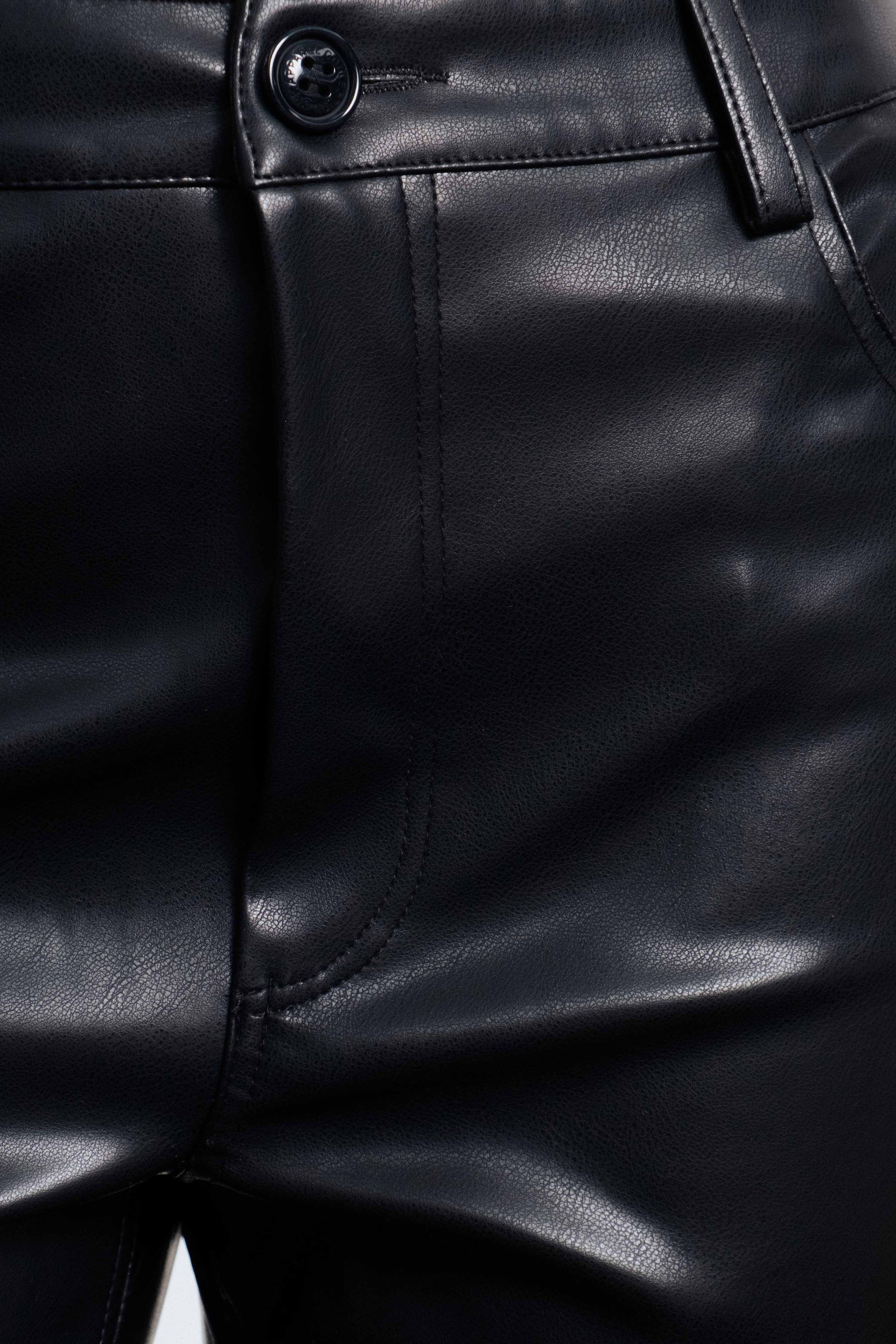 Pantalón efecto piel negro tiro alto tendencia