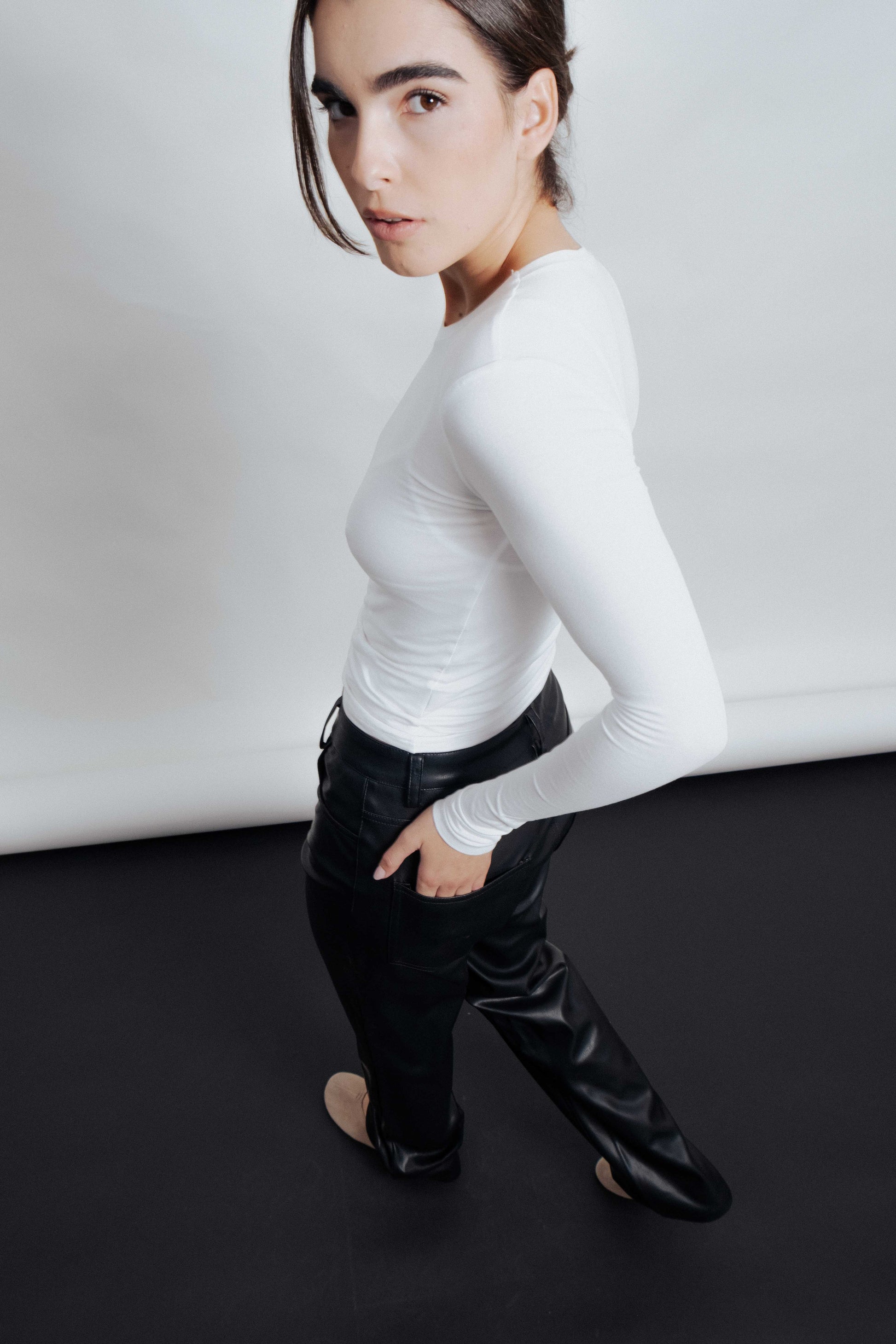 Pantalón efecto piel negro tiro alto tendencia