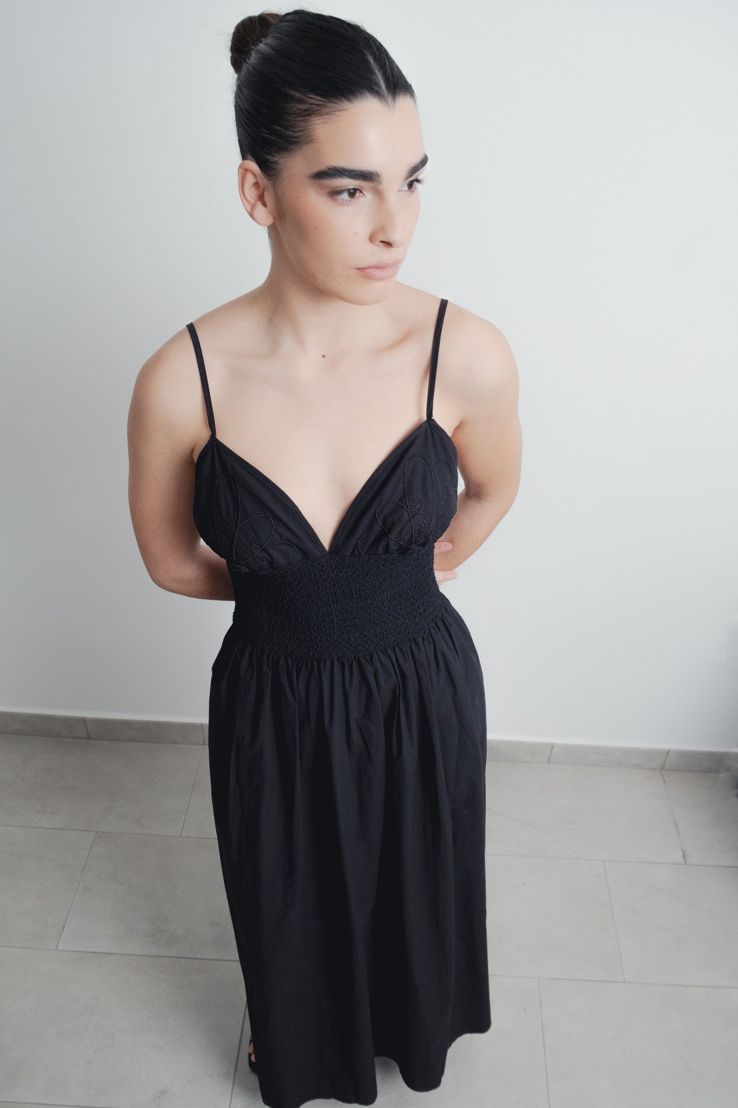 VESTIDO MIDI BORDADO