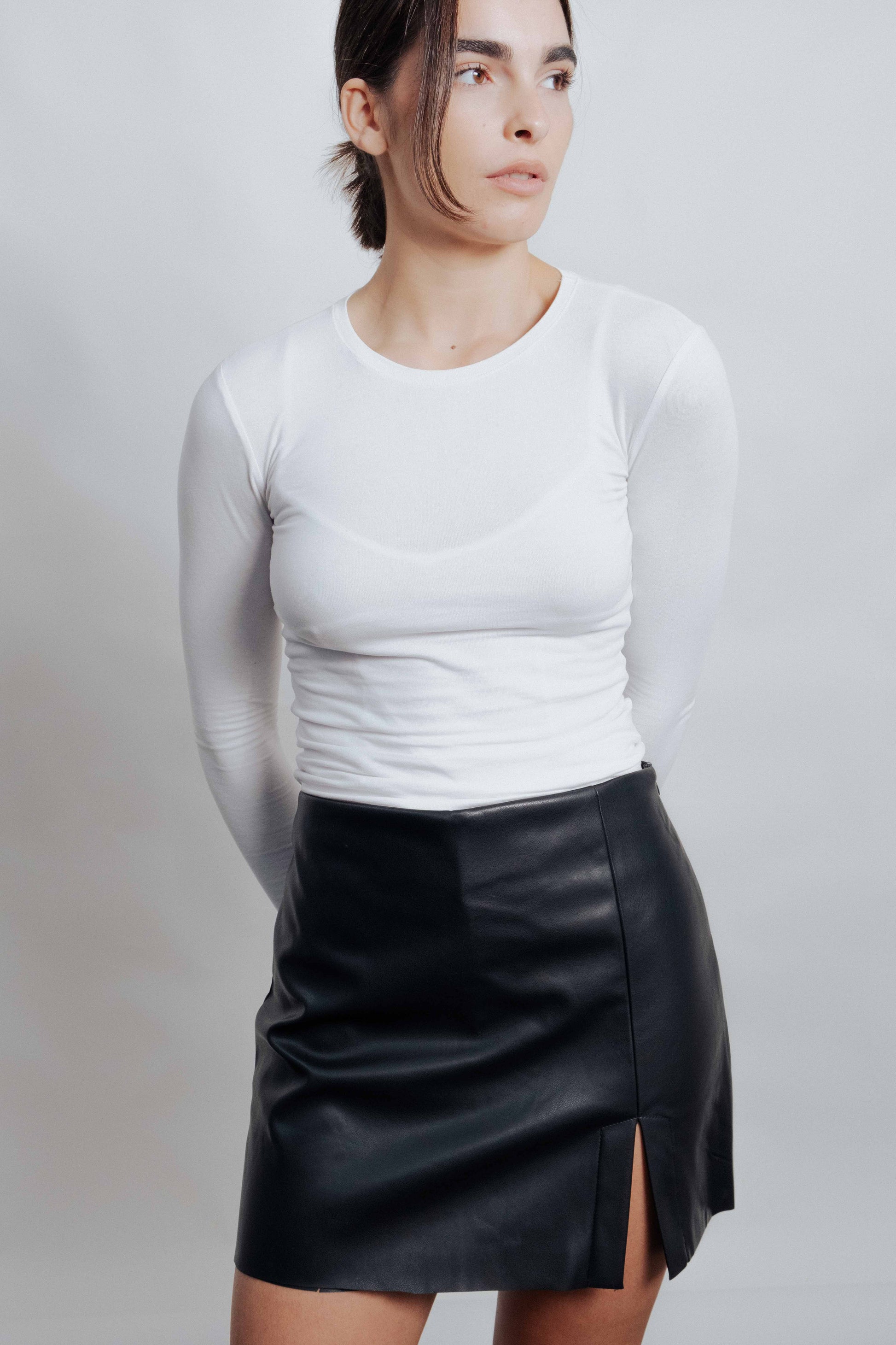 Minifalda pantalón de efecto piel con acabado mate y cierre lateral en color negro