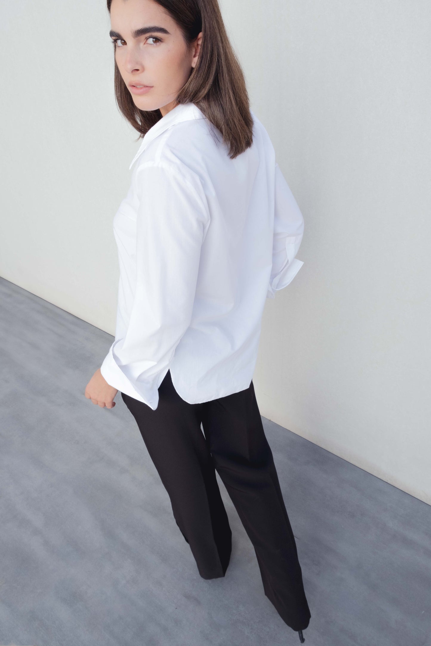 Pantalón negro de vestir con detalle de botón plateado