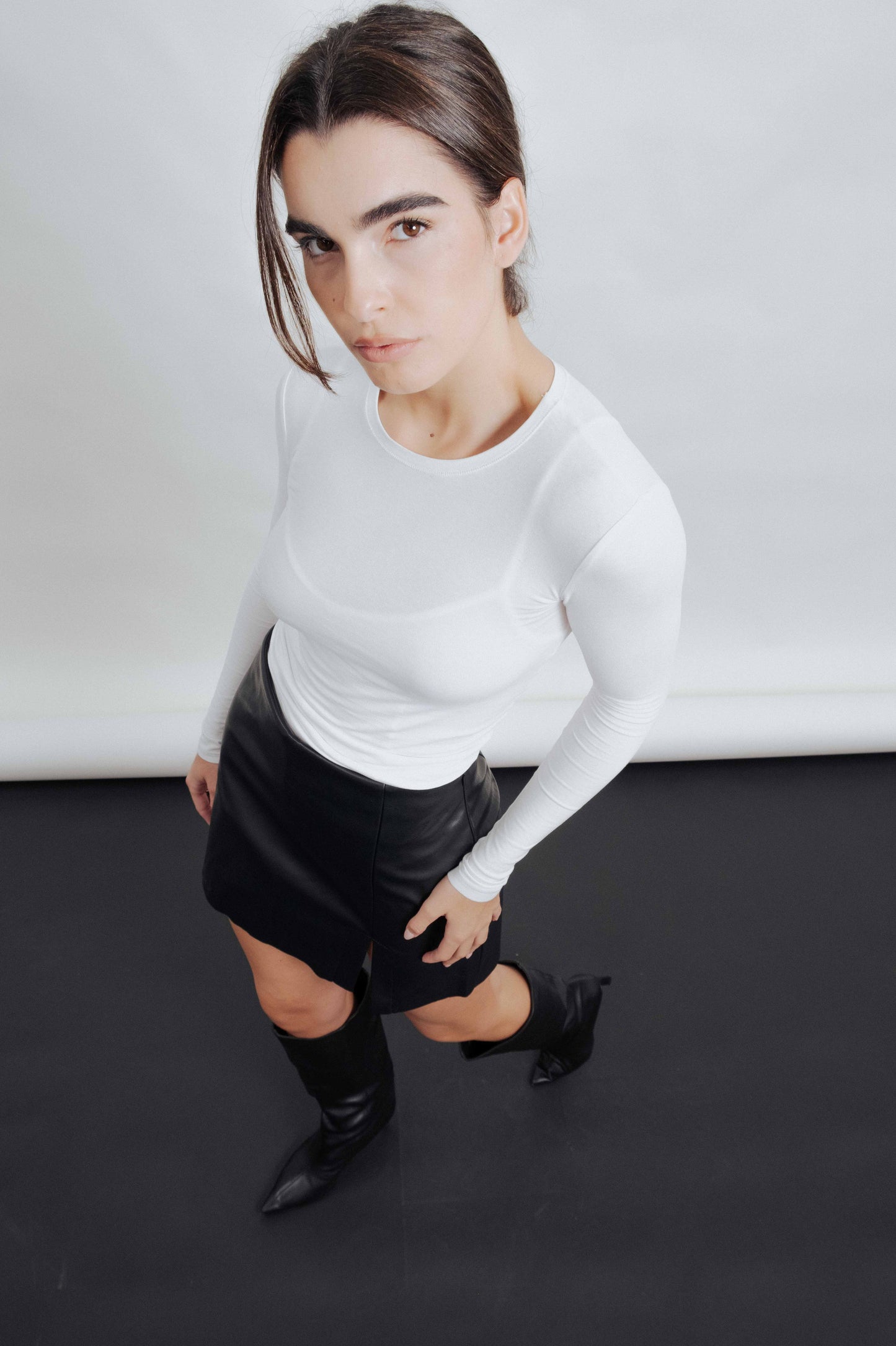 Minifalda pantalón de efecto piel con acabado mate y cierre lateral en color negro