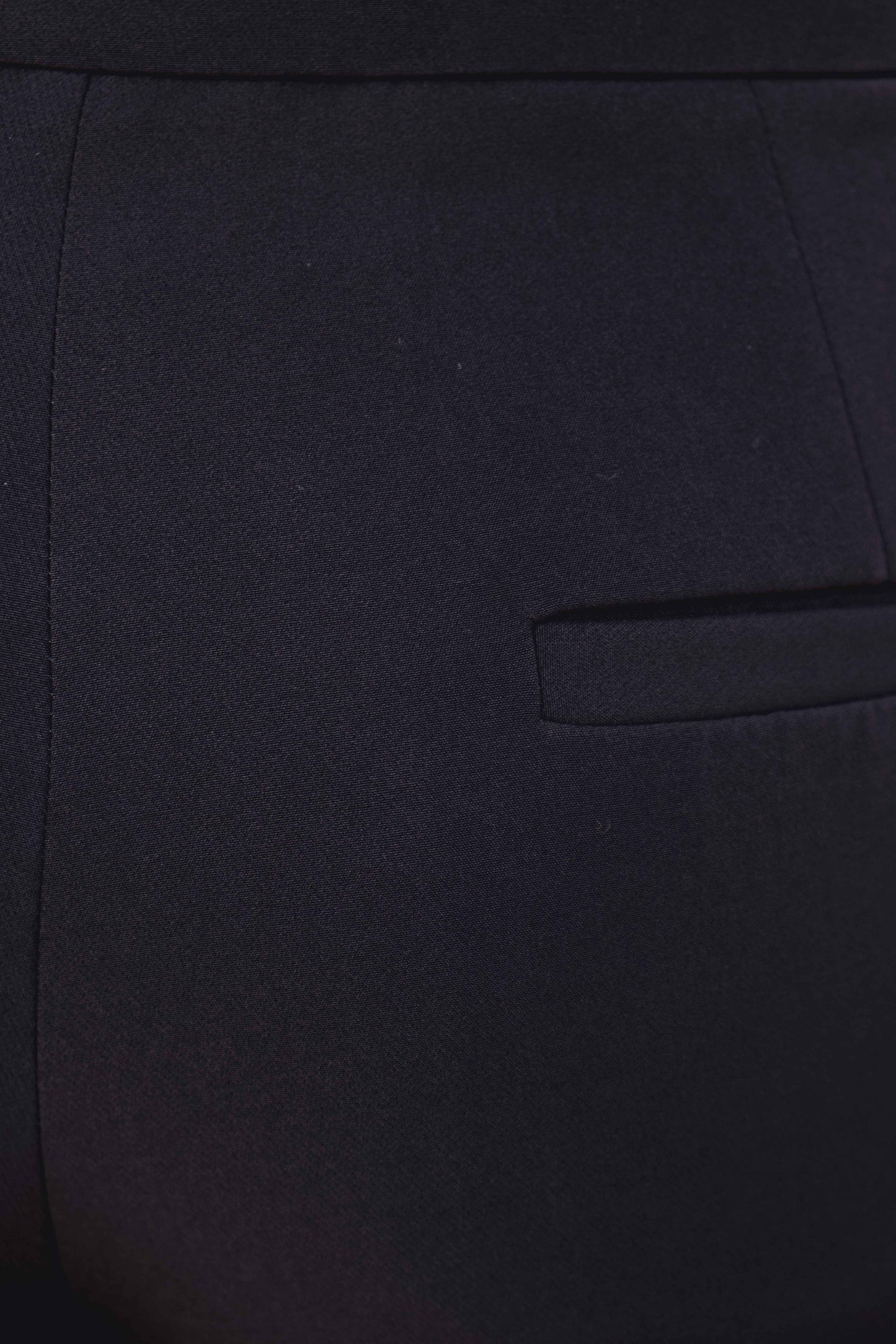 Pantalón negro de vestir con detalle de botón plateado