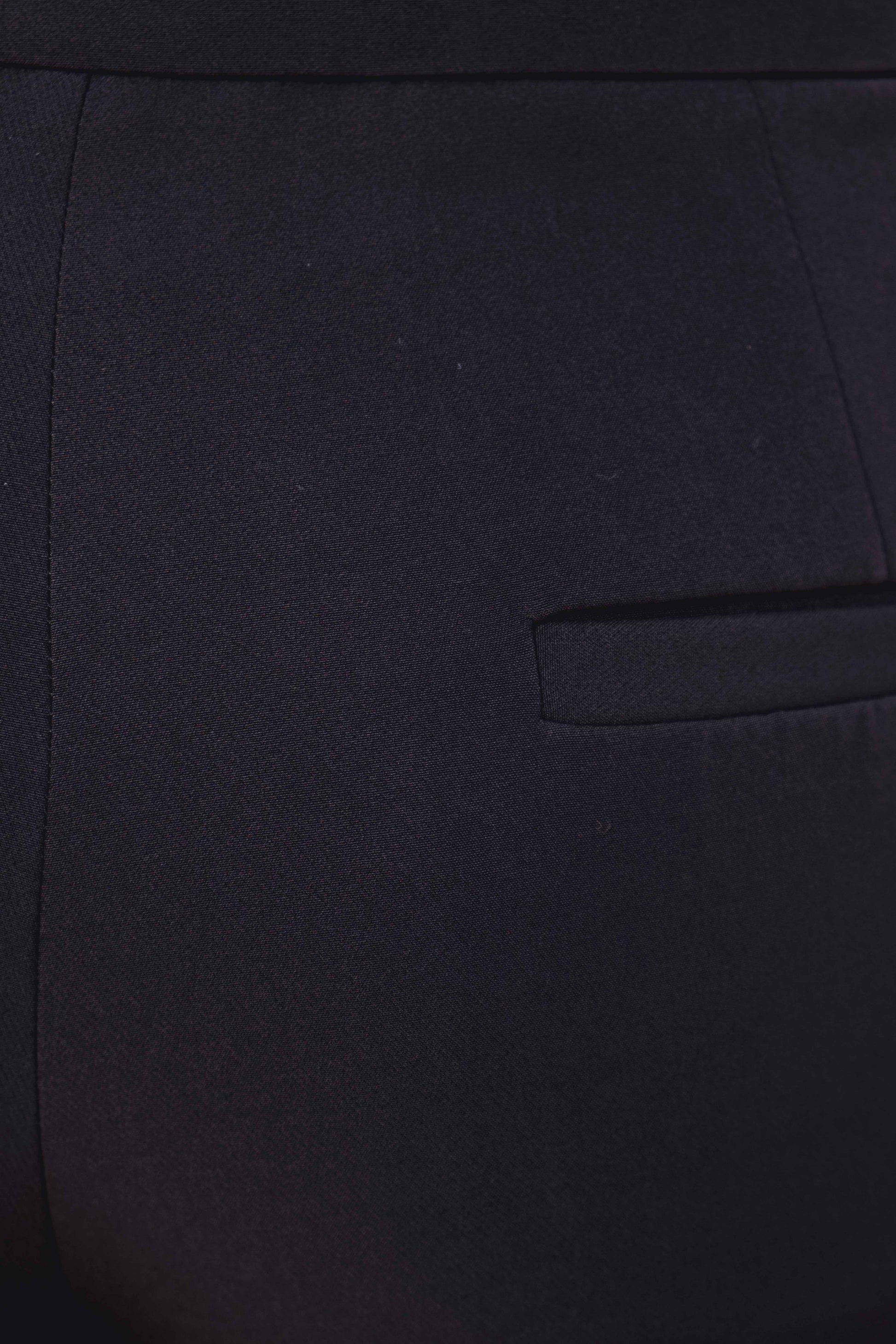 Pantalón negro de vestir con detalle de botón plateado