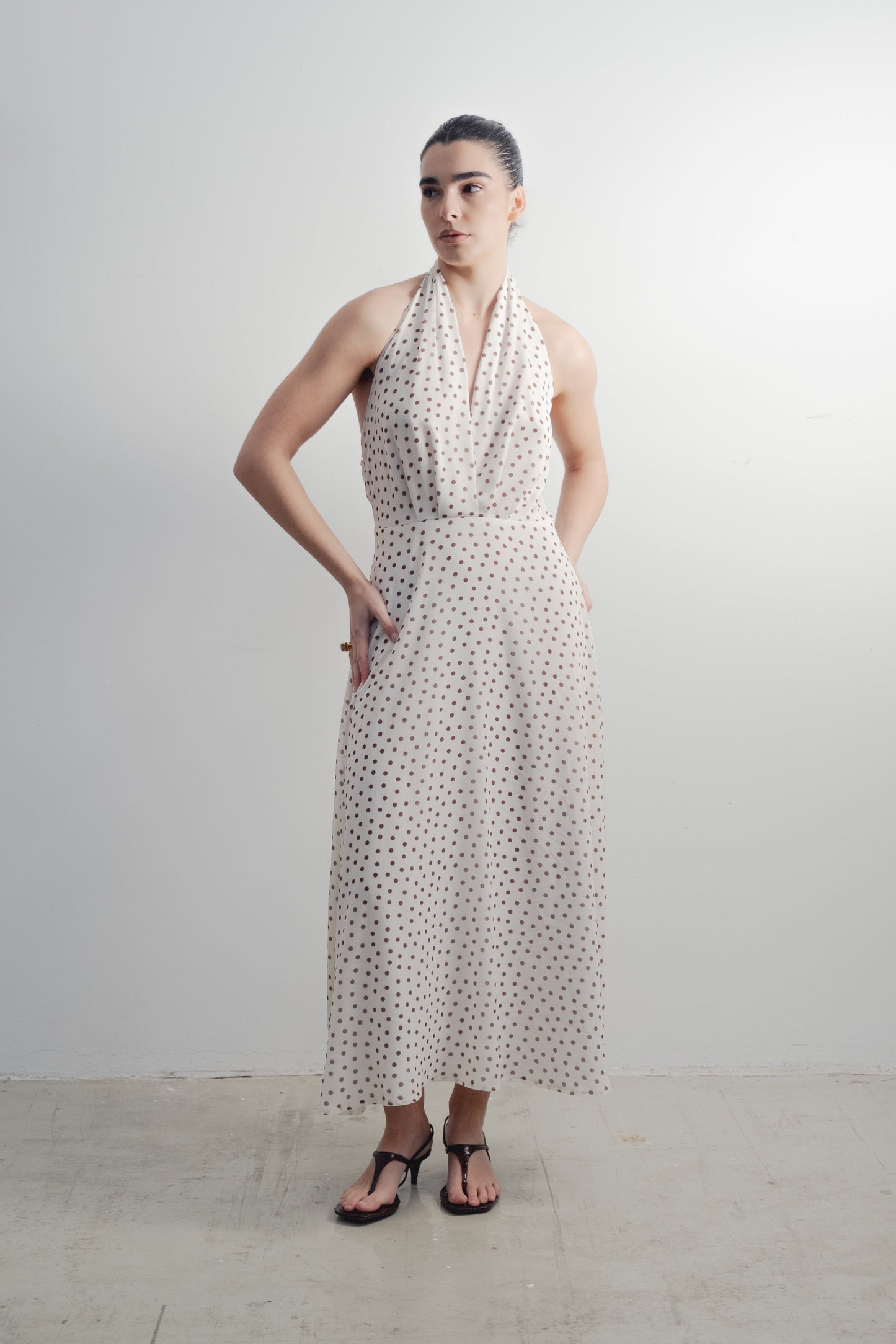 Vestido midi estampado crudo con cuello halter diseño español