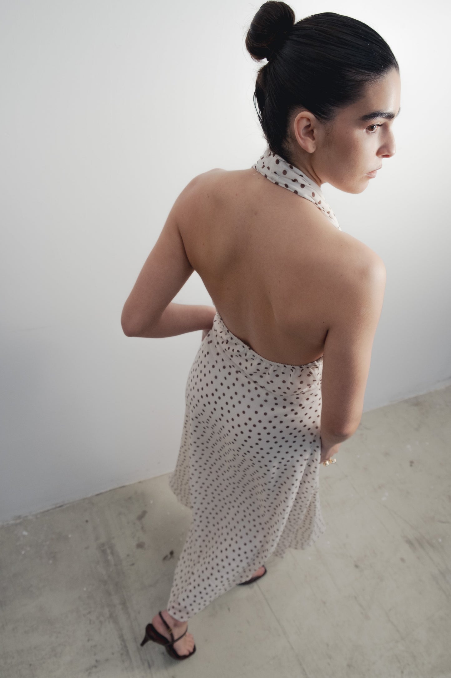 Vestido midi estampado crudo con cuello halter diseño español