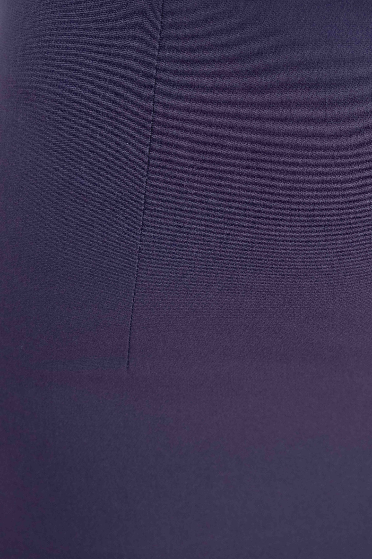 Falda de tubo midi en color azul marino oscuro con detalle de abertura trasera