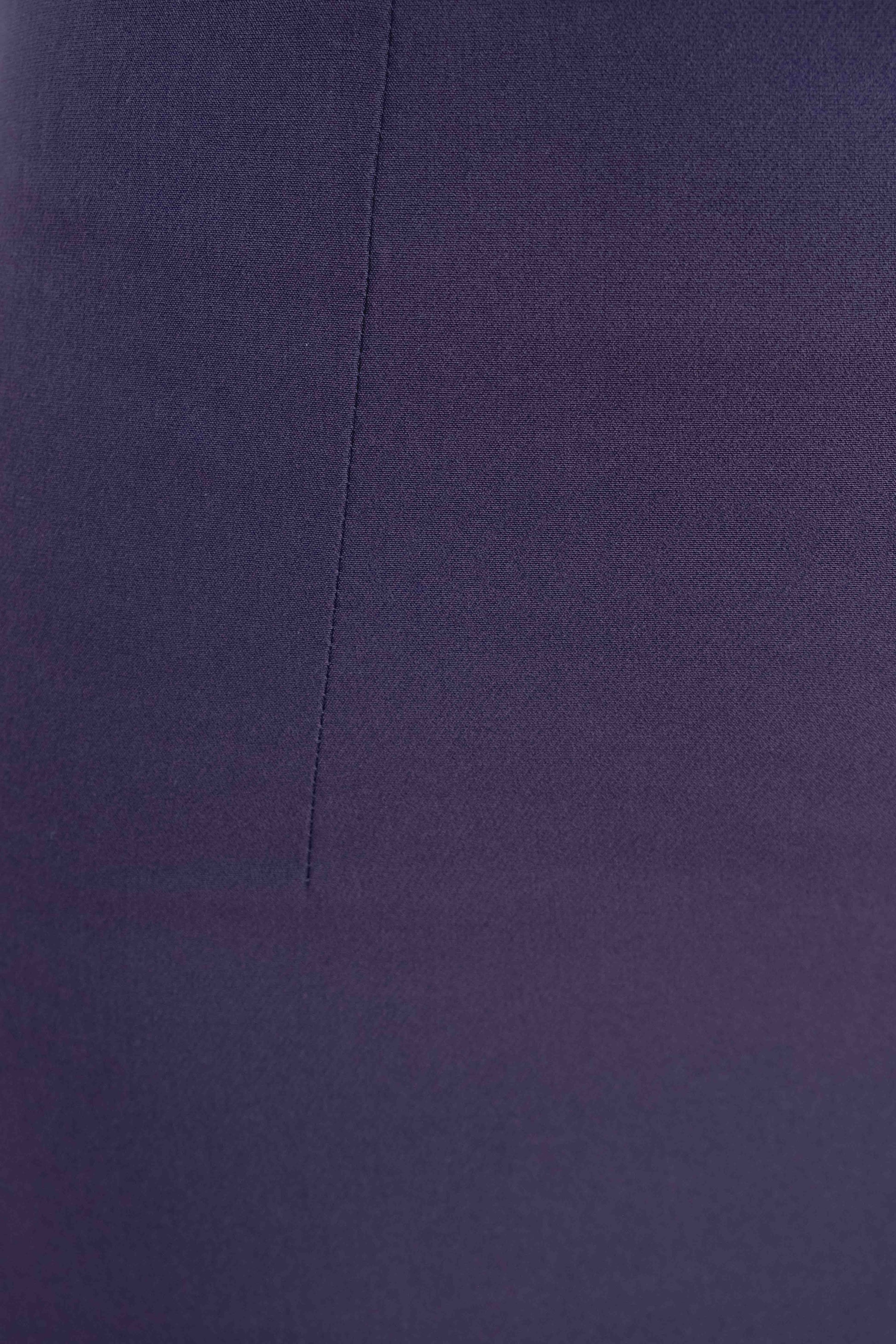 Falda de tubo midi en color azul marino oscuro con detalle de abertura trasera