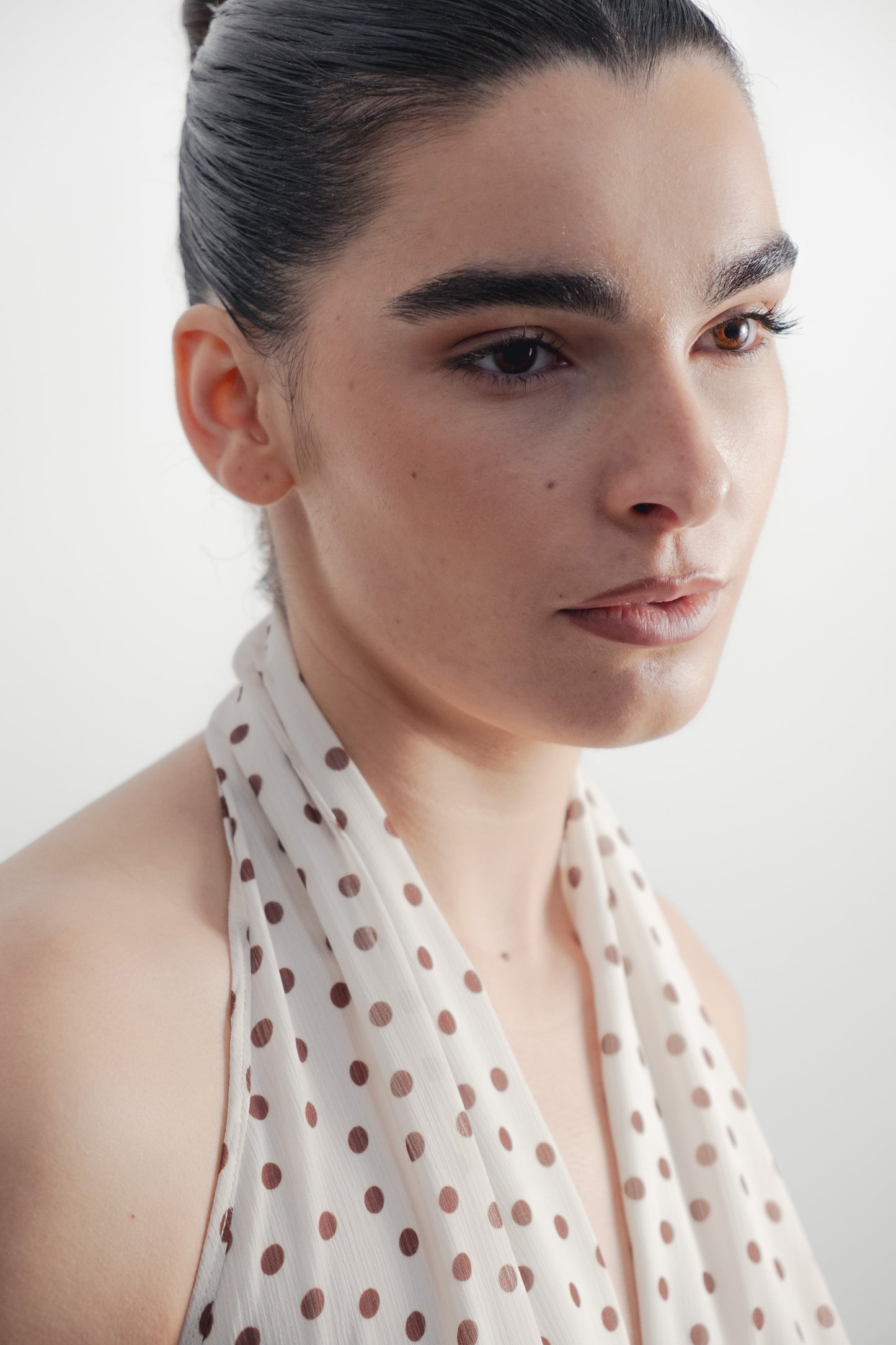 Vestido midi estampado crudo con cuello halter diseño español