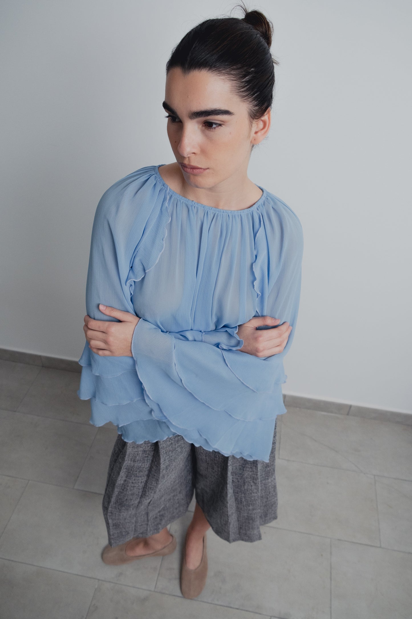 Blusa fluida con detalles de volantes románticos