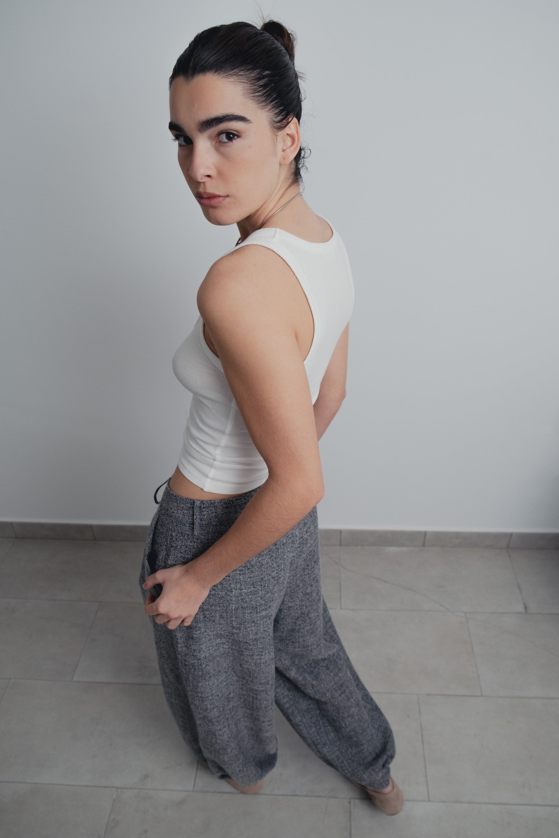 Pantalón estructura bombacho negro con puño diseño español