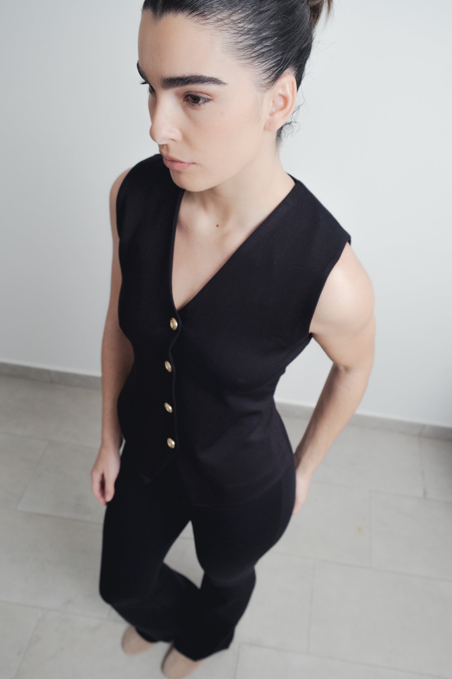Chaleco punto negro botones escote pico mujer