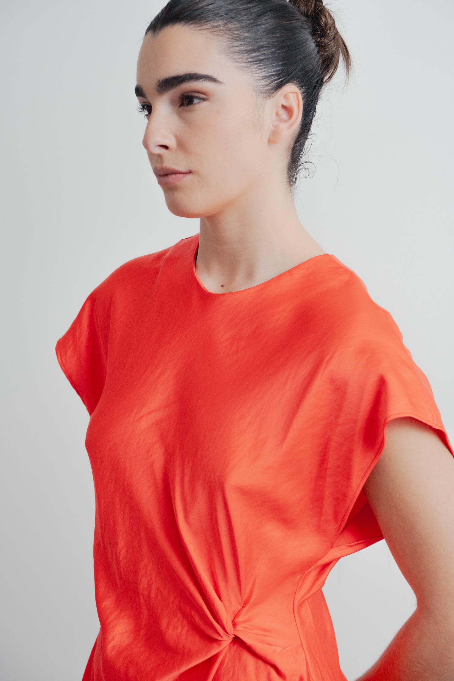 Vestido Midi con Nudo Delantero y Frunces Estilizantes