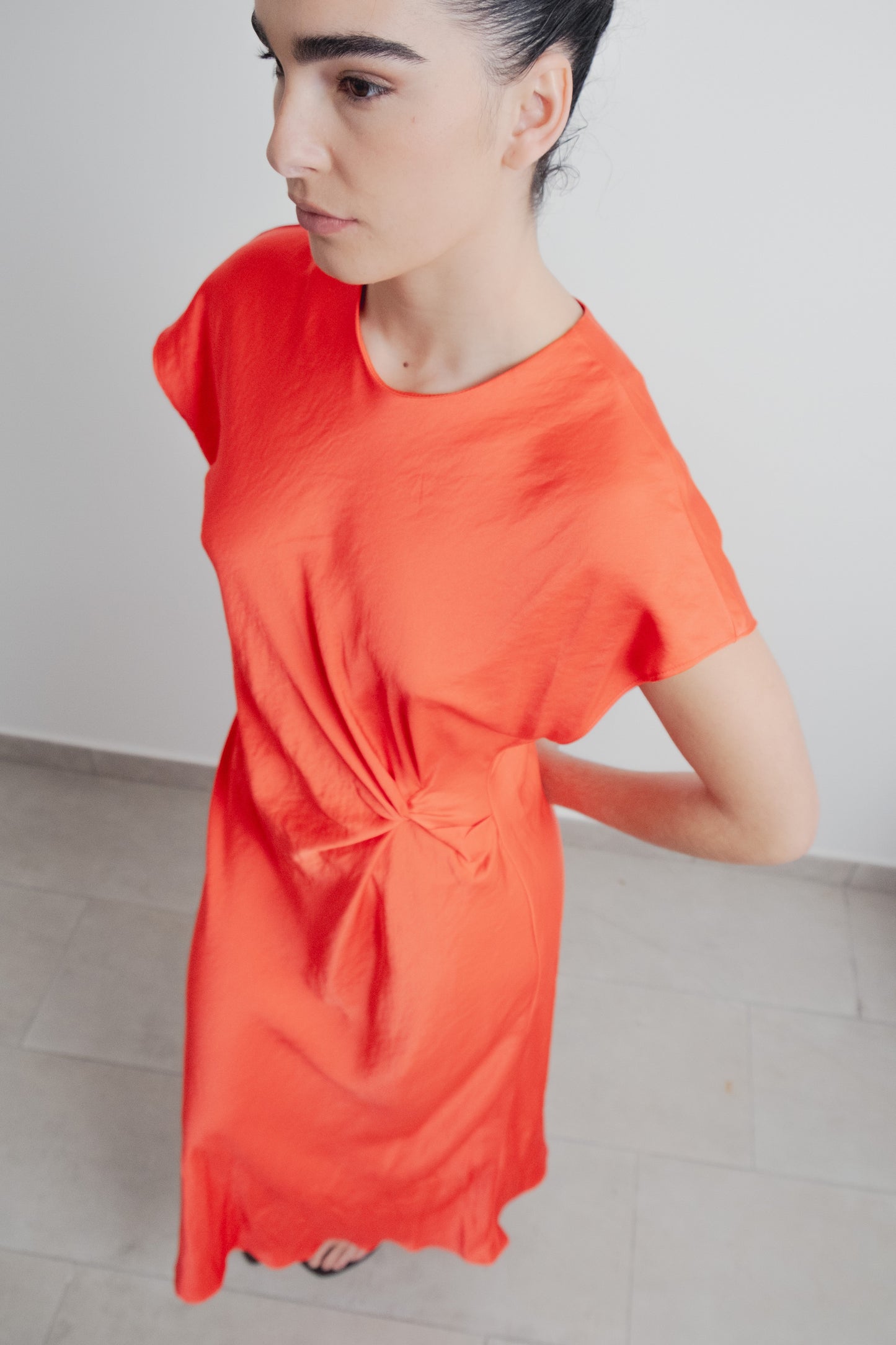 Vestido Midi con Nudo Delantero y Frunces Estilizantes