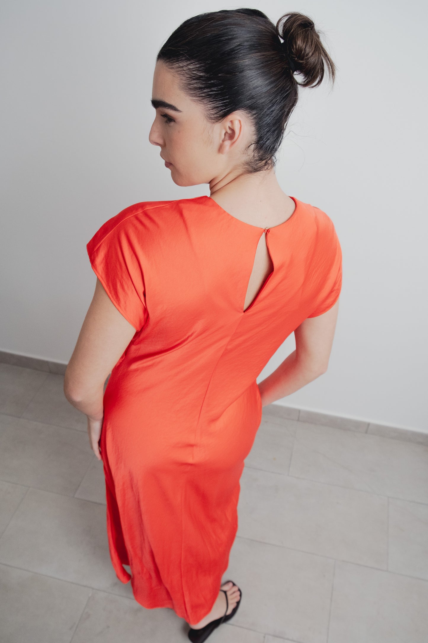 Vestido Midi con Nudo Delantero y Frunces Estilizantes