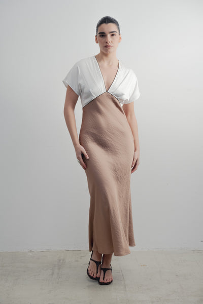 Vestido satinado beige con vivos a contraste diseño español