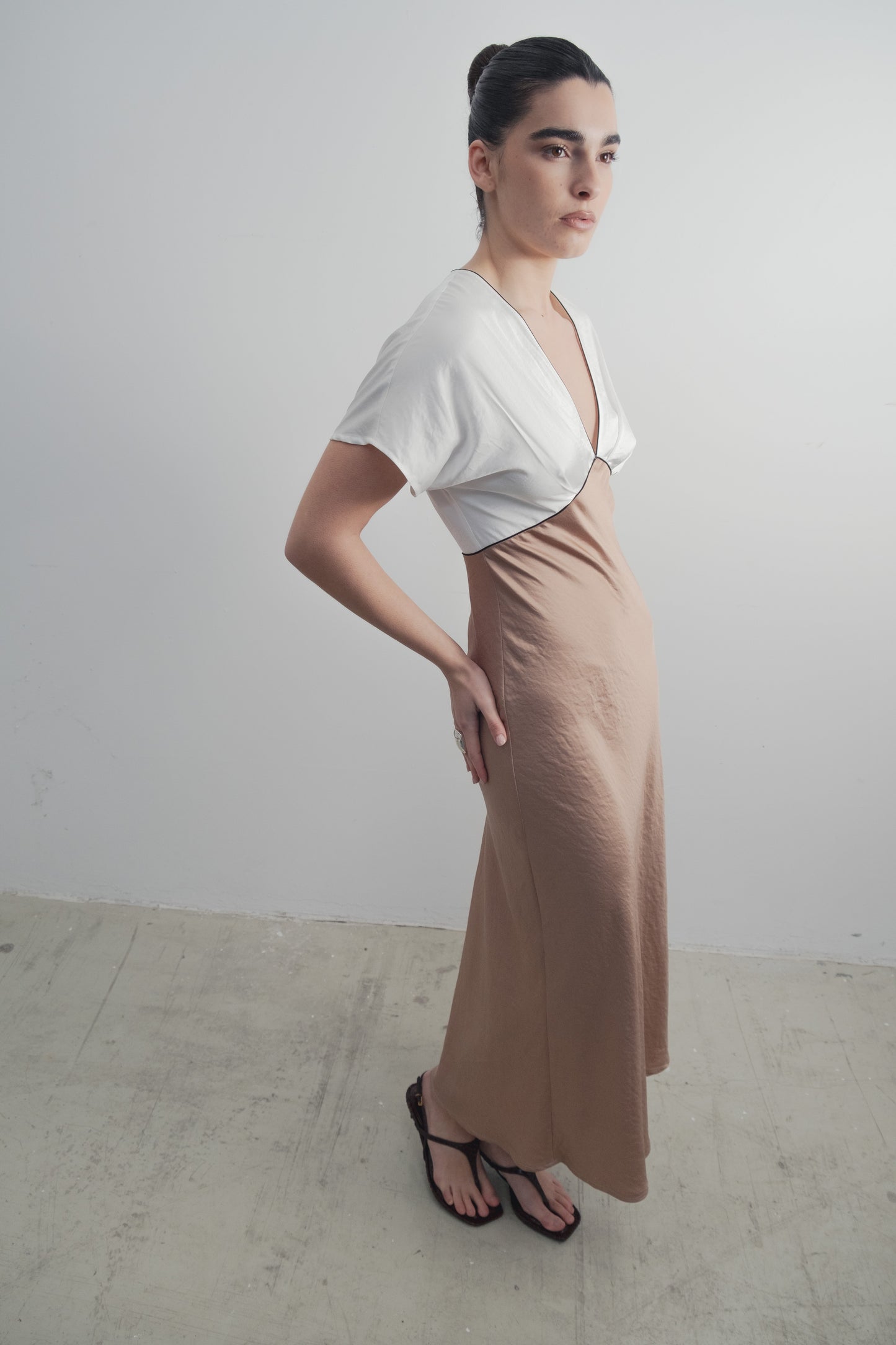 Vestido satinado beige con vivos a contraste diseño español
