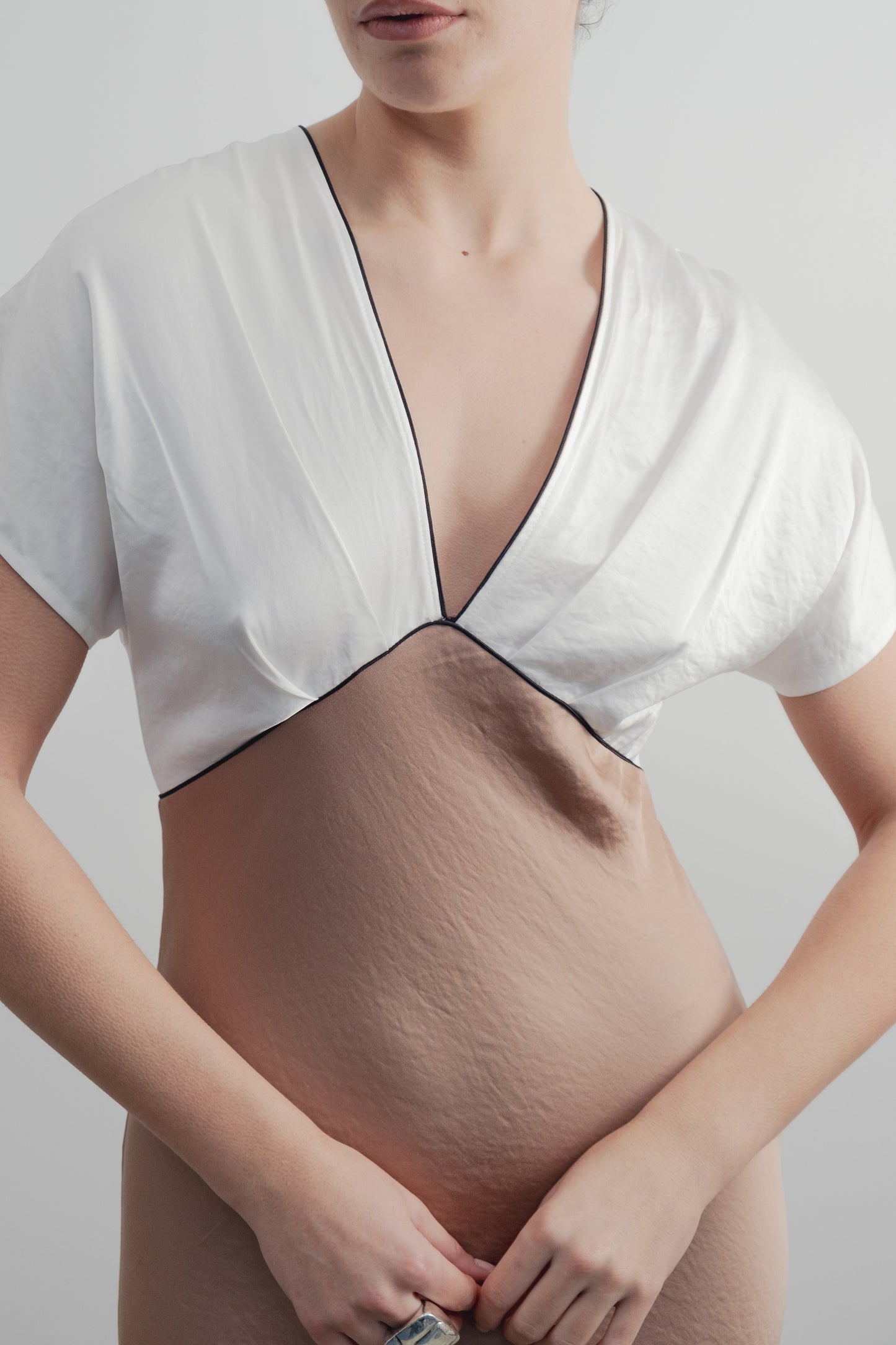 Vestido satinado beige con vivos a contraste diseño español