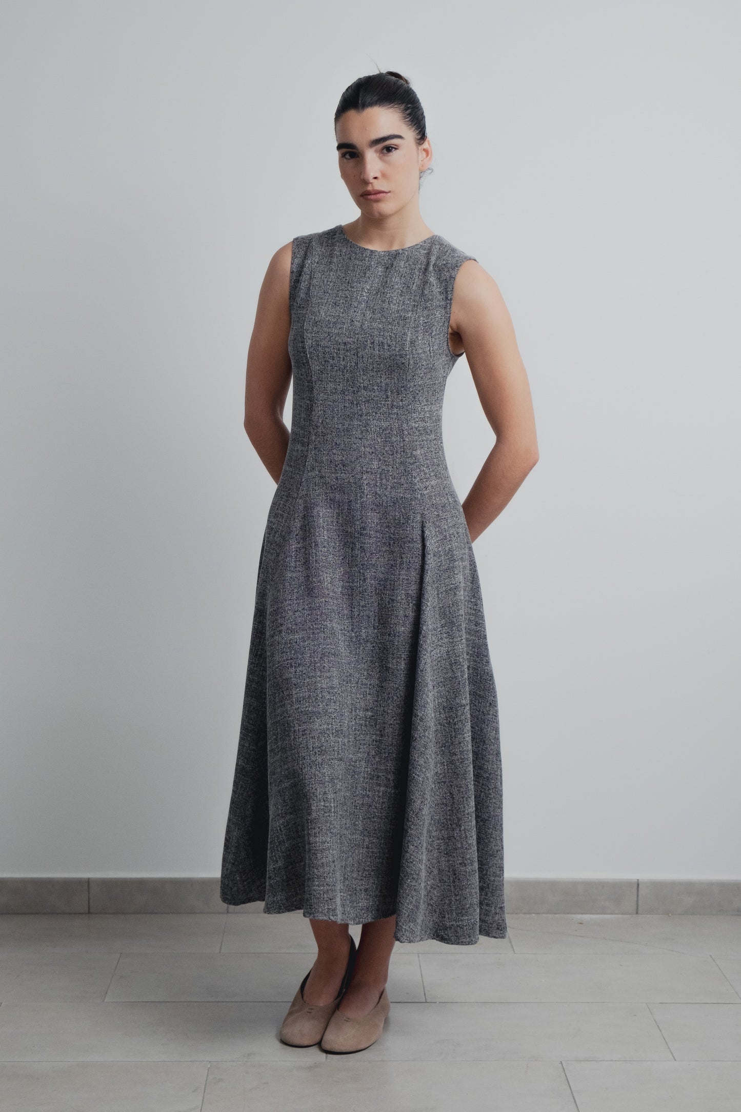 Vestido midi estructura negro sin mangas diseño español