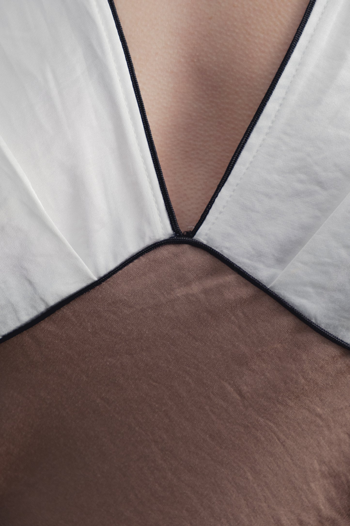 Vestido satinado beige con vivos a contraste diseño español