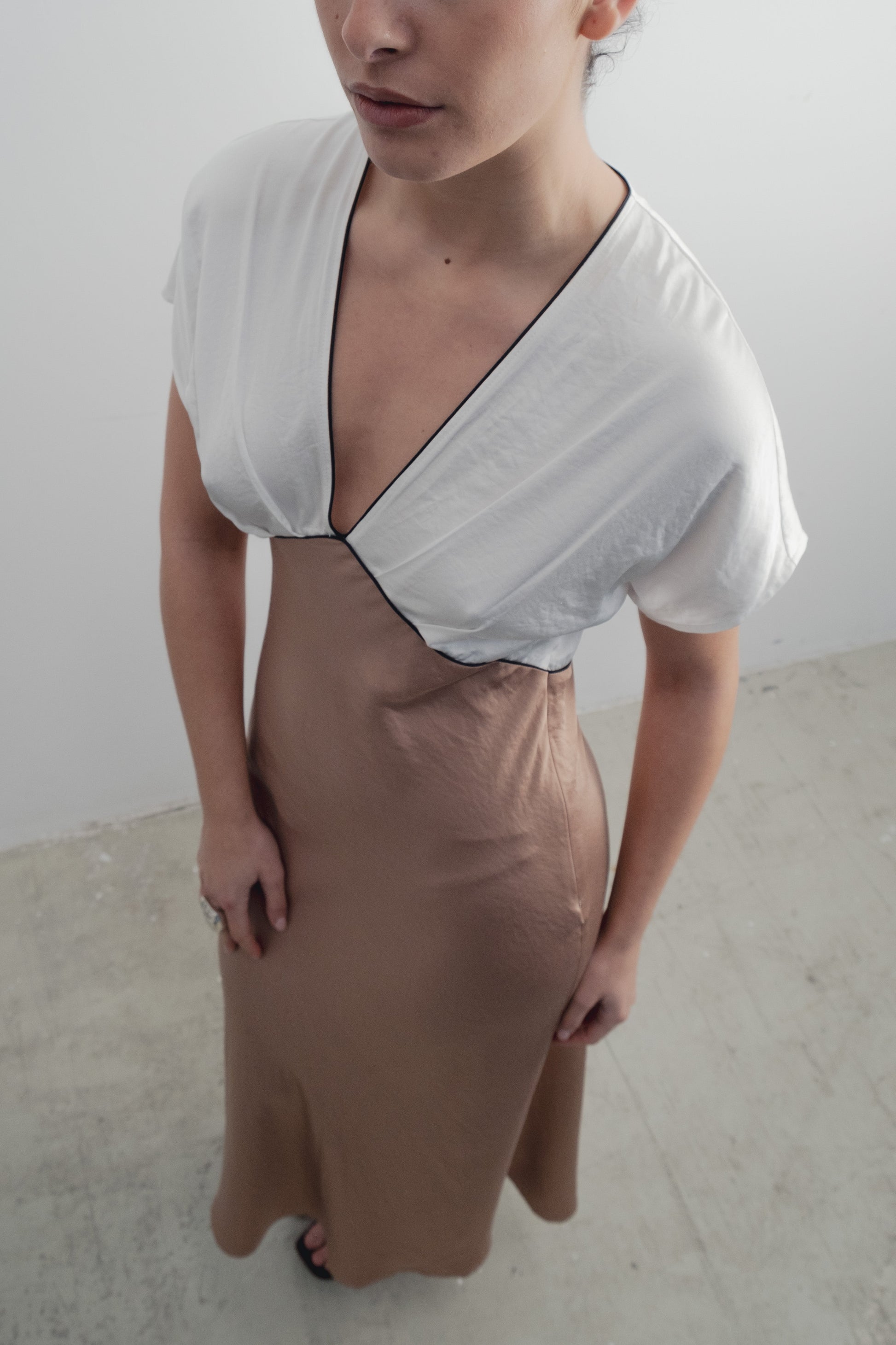 Vestido satinado beige con vivos a contraste diseño español