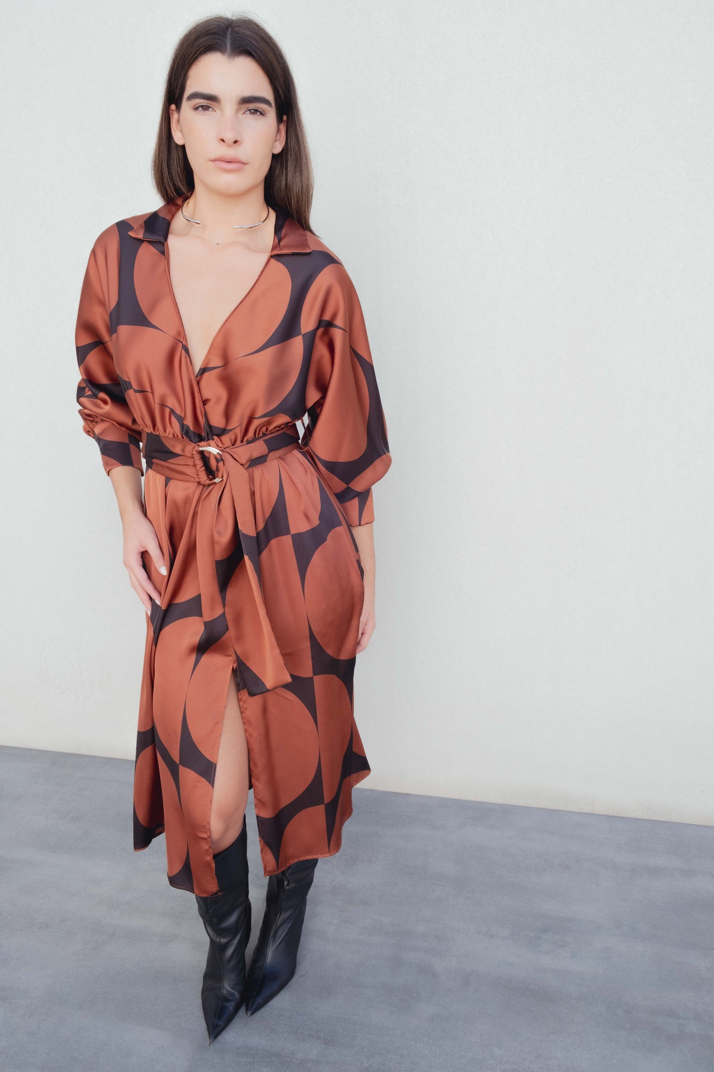 Vestido cruzado estampado geométrico negro diseño español