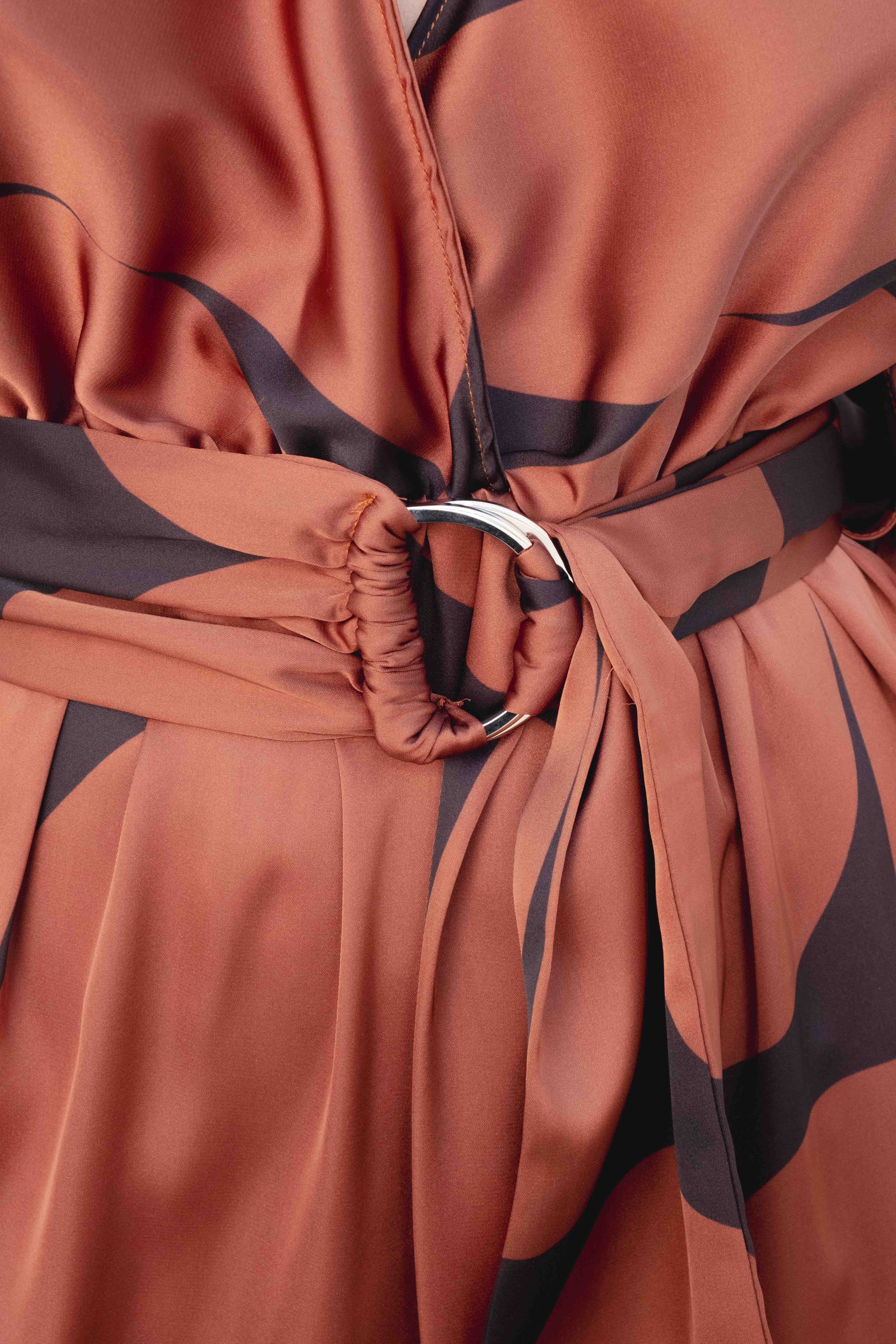 Vestido cruzado estampado geométrico negro diseño español