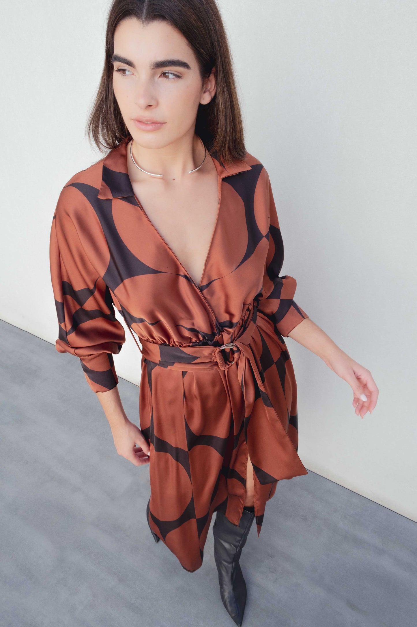 Vestido cruzado estampado geométrico negro diseño español