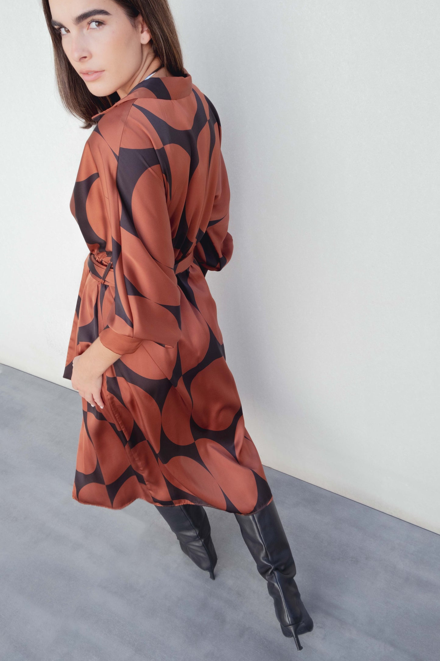 Vestido cruzado estampado geométrico negro diseño español
