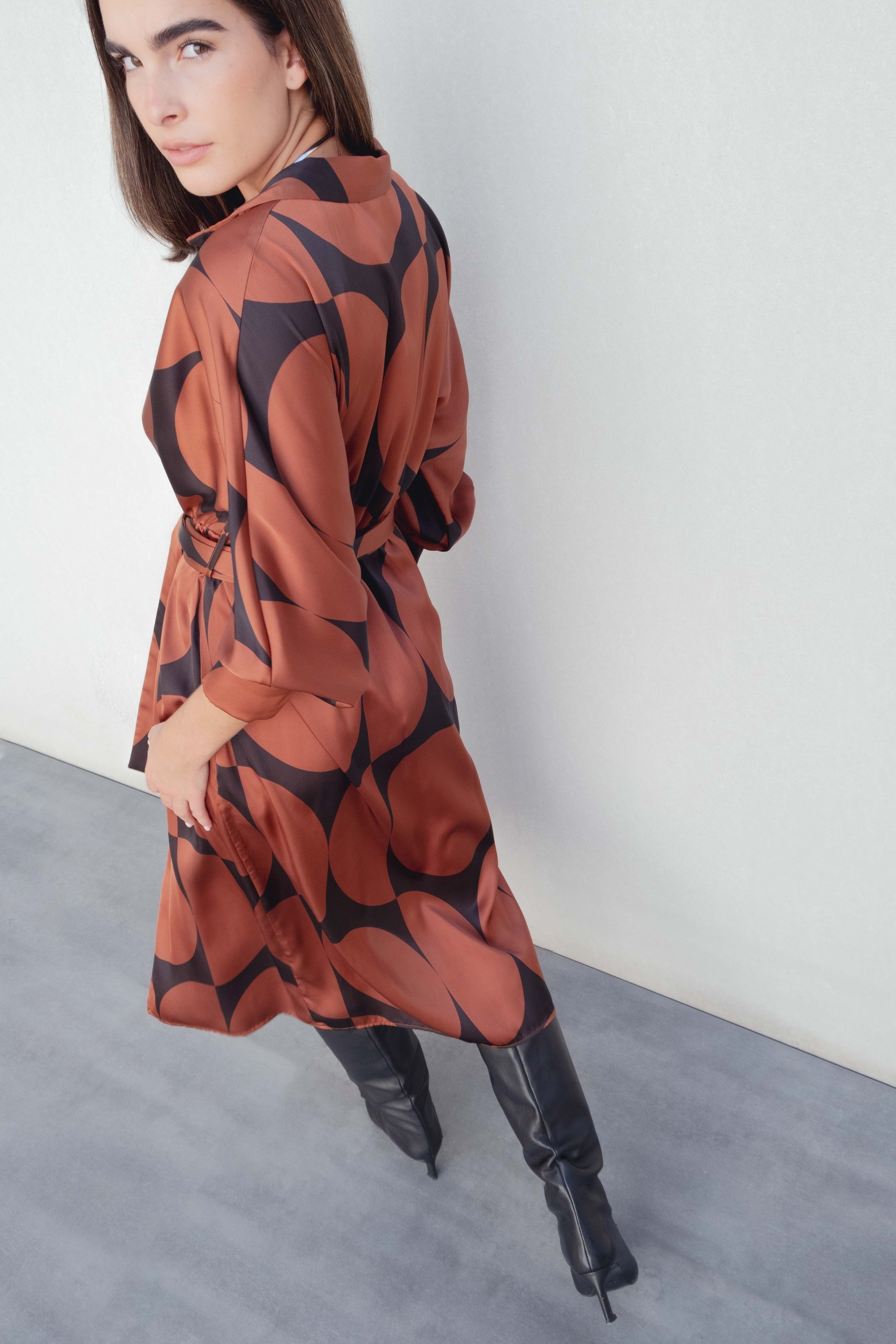 Vestido cruzado estampado geométrico negro diseño español