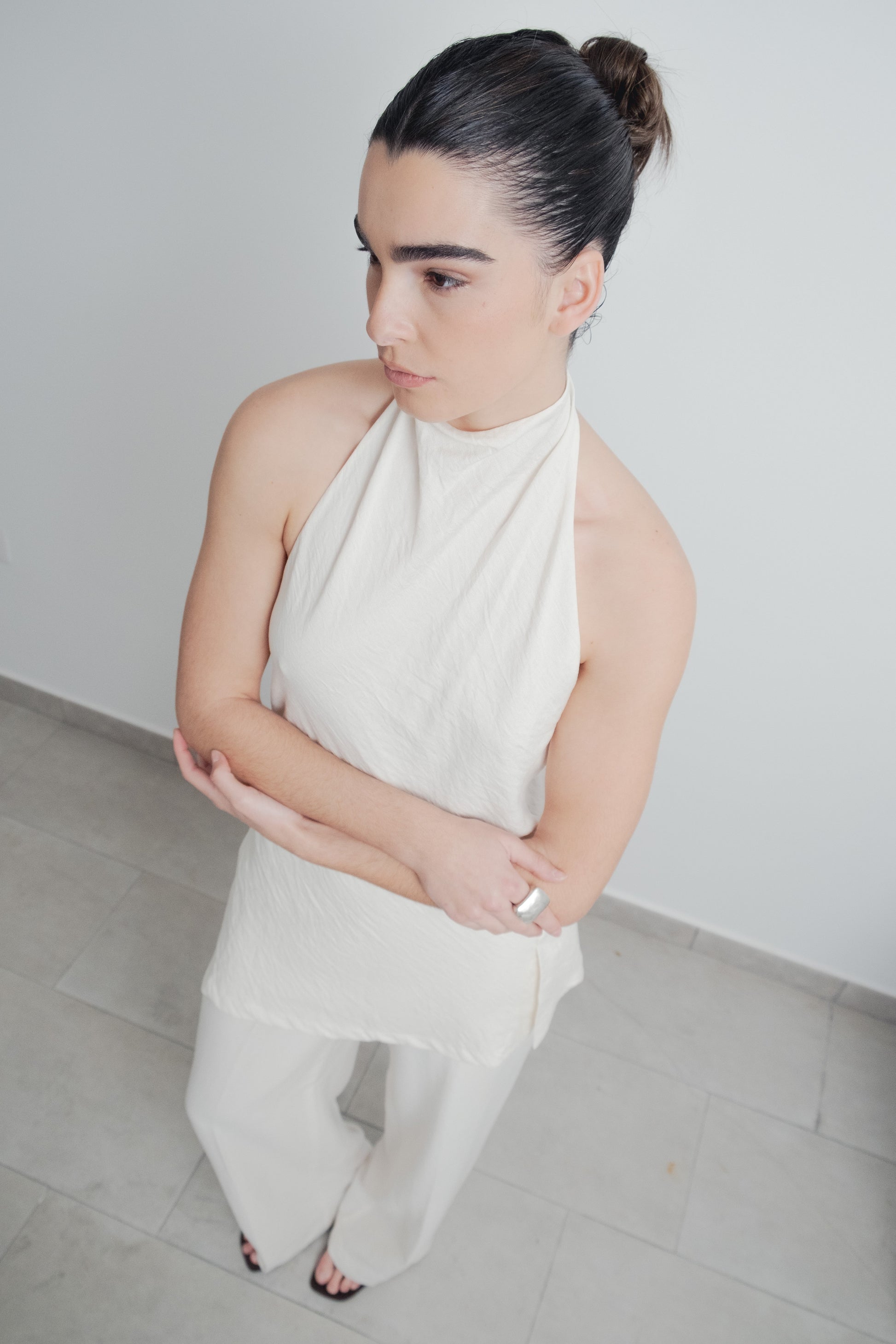 Pantalón fluido beige pernera recta diseño español