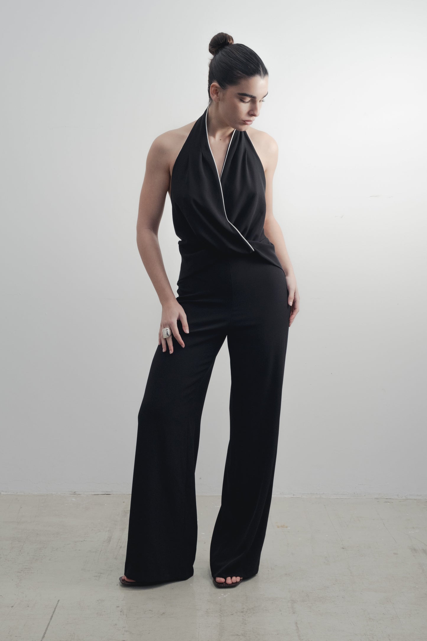 Mono halter negro con vivos a contraste y pernera ancha diseño español