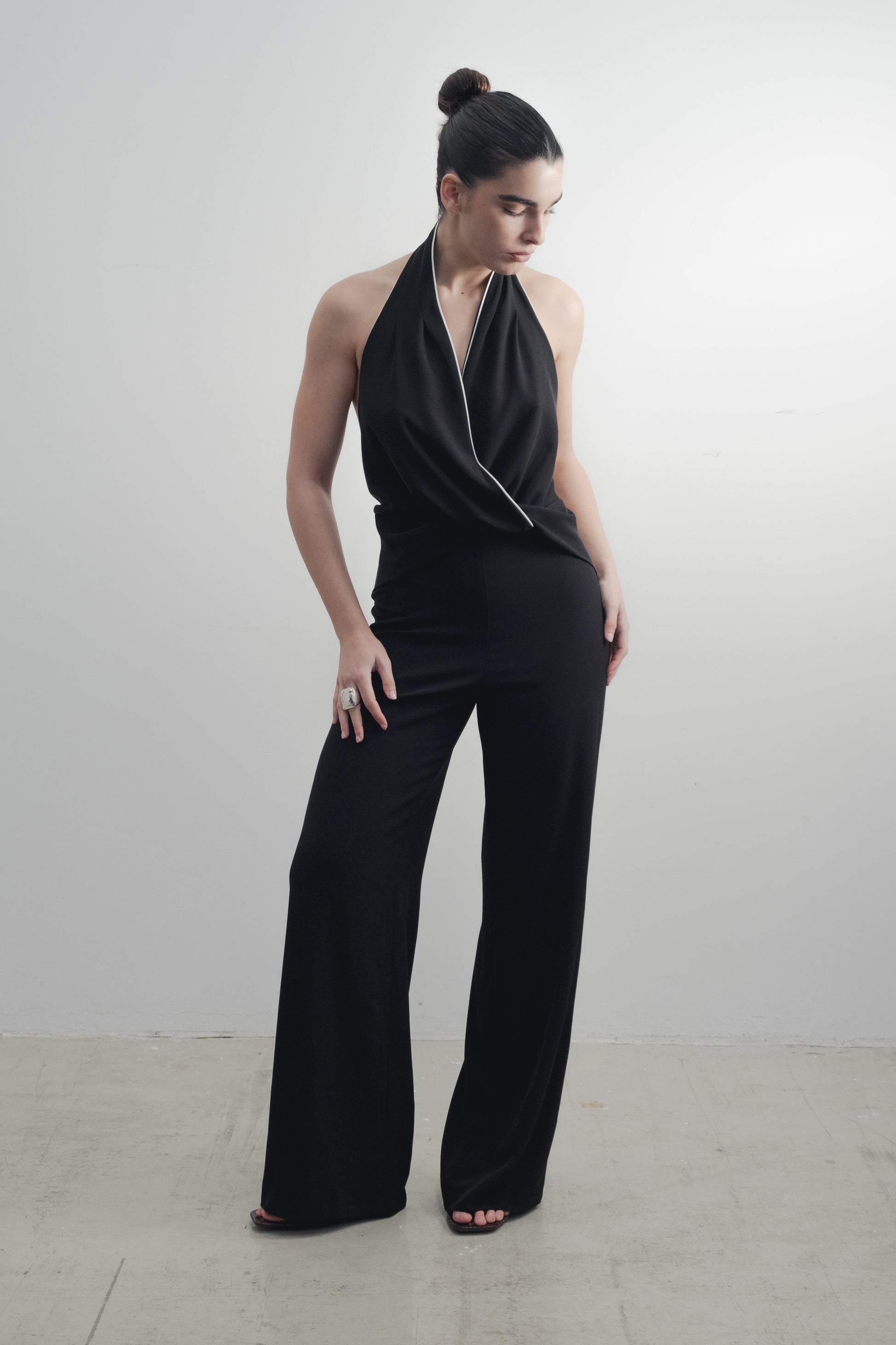 Mono halter negro con vivos a contraste y pernera ancha diseño español