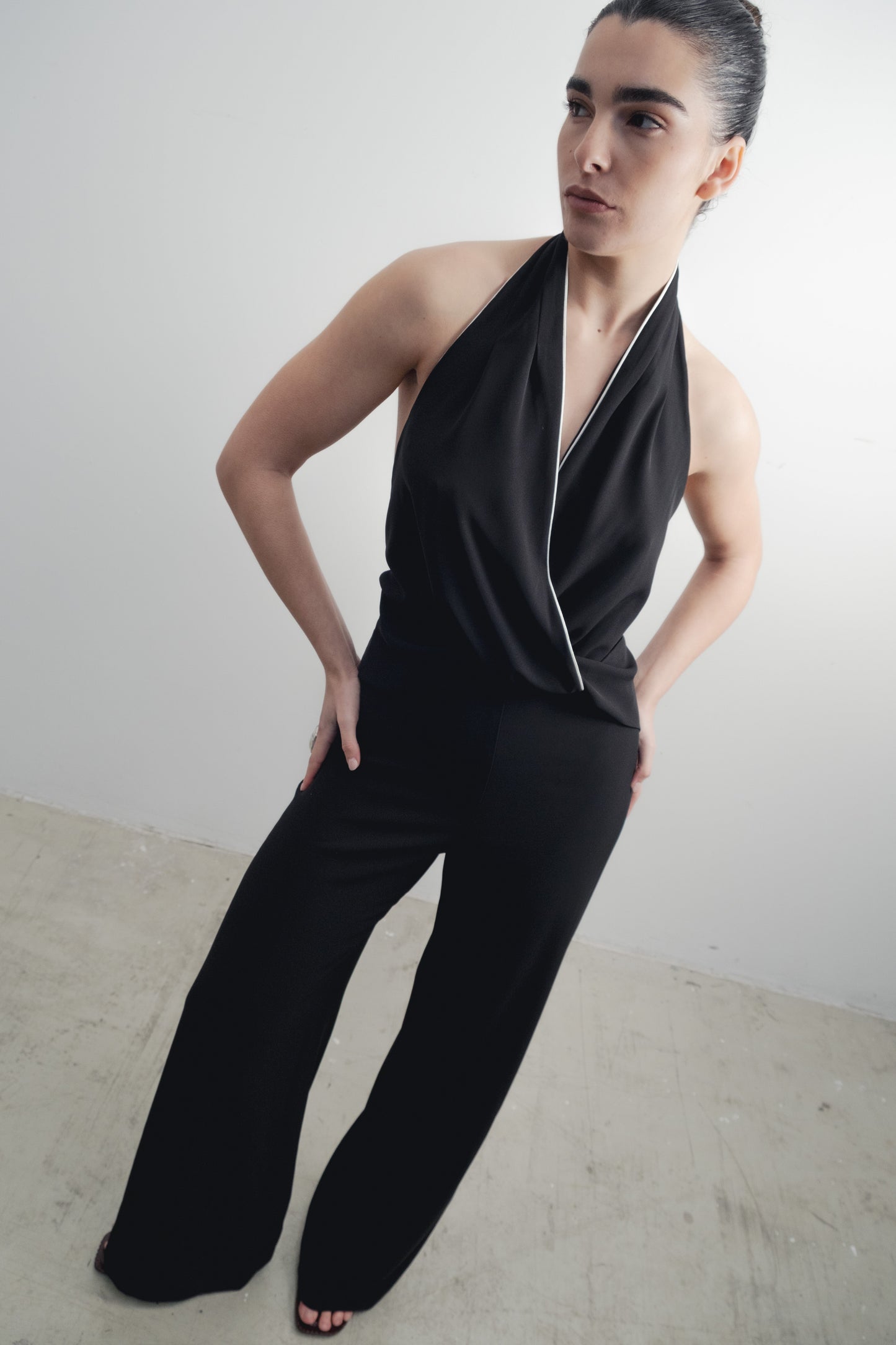 Mono halter negro con vivos a contraste y pernera ancha diseño español