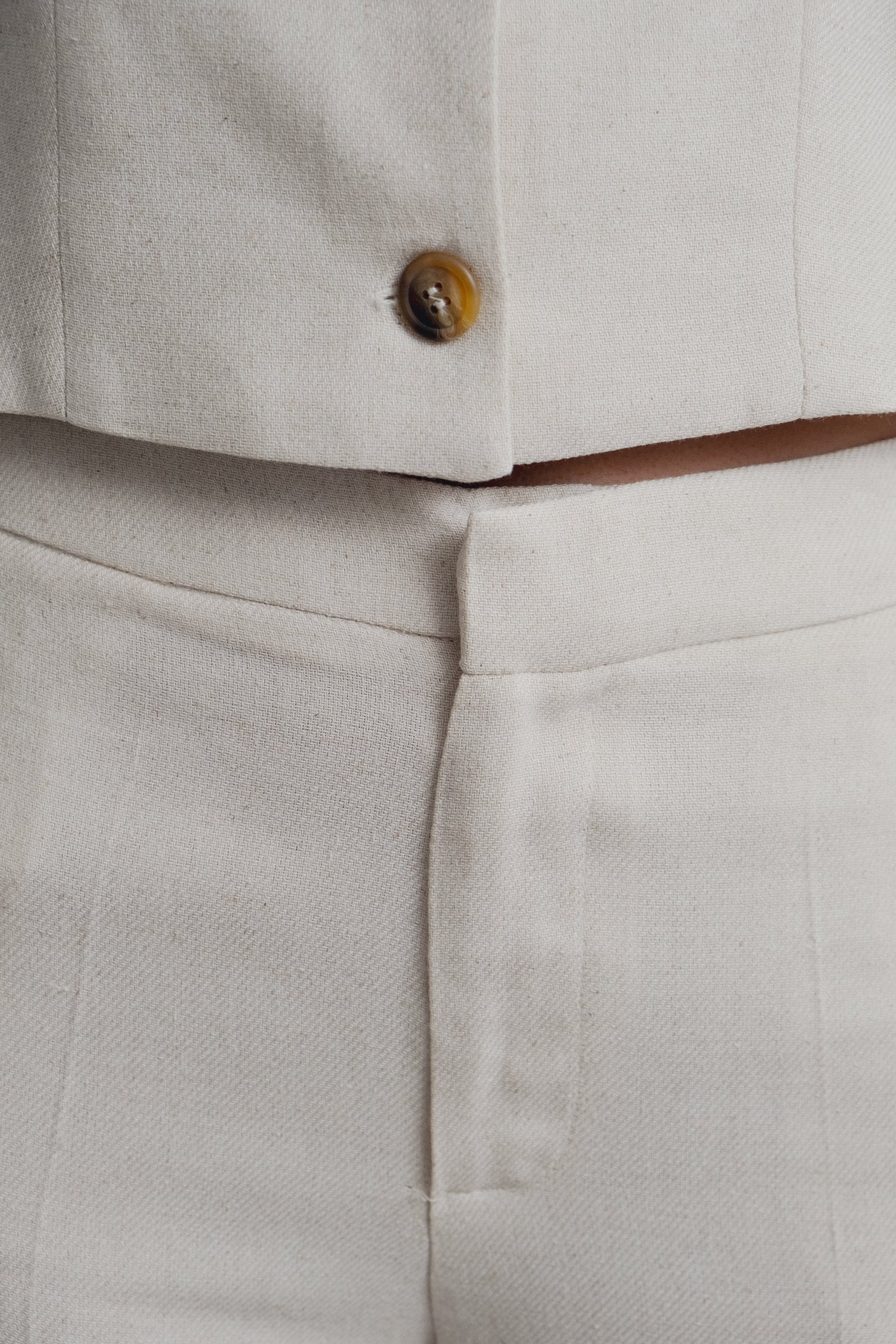 Pantalón fluido beige tierra básico mujer