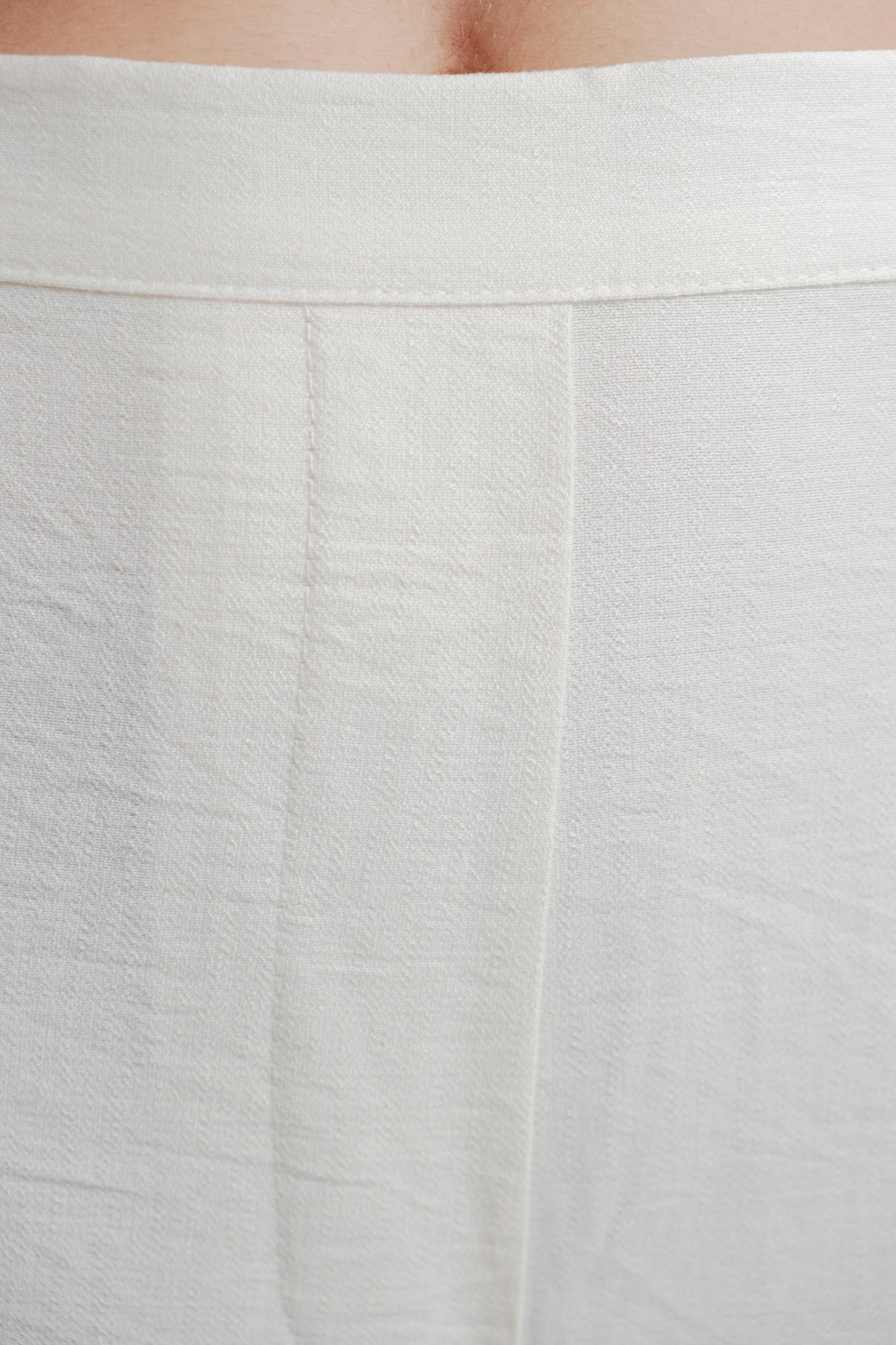 Pantalón fluido beige pernera recta diseño español