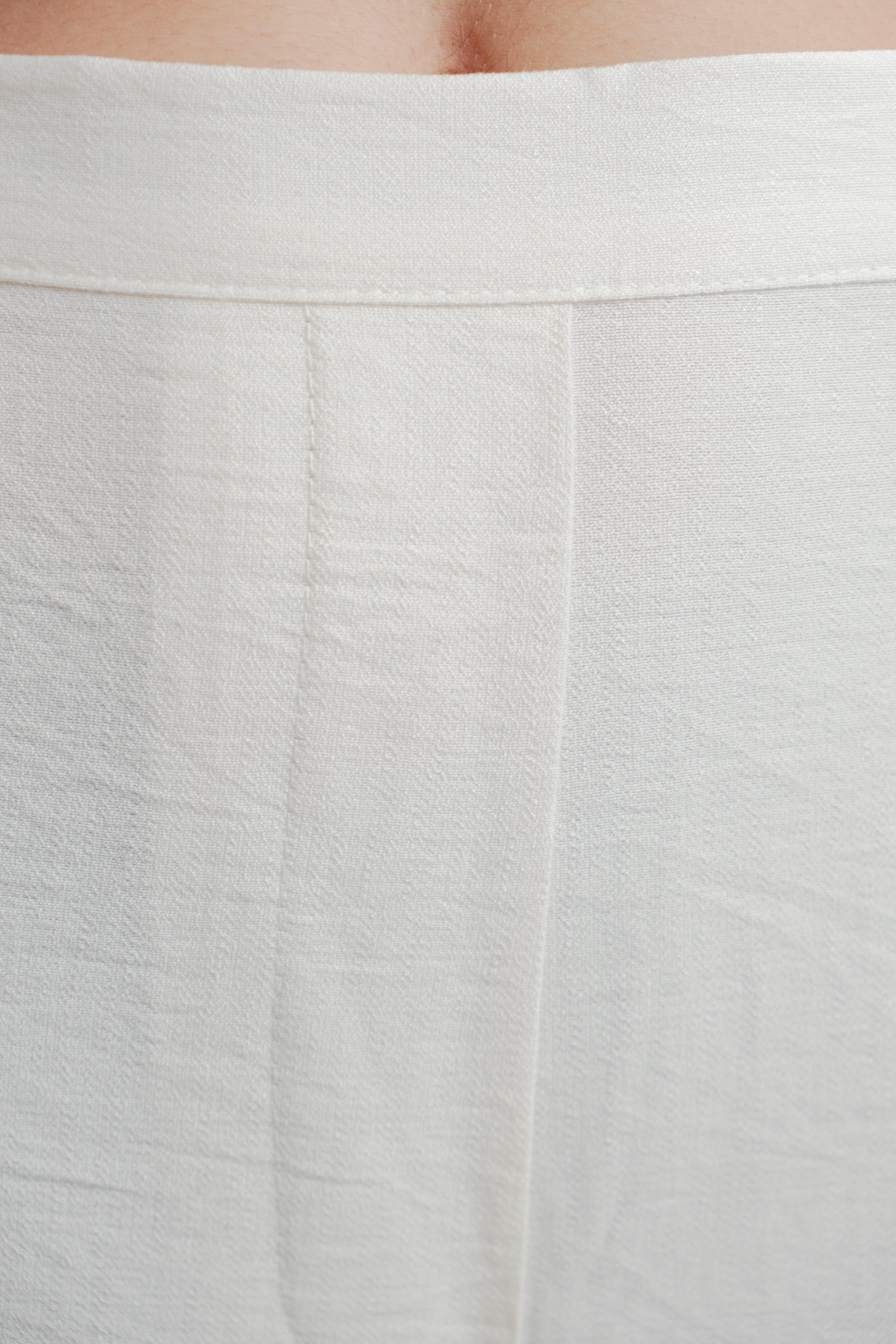 Pantalón fluido beige pernera recta diseño español
