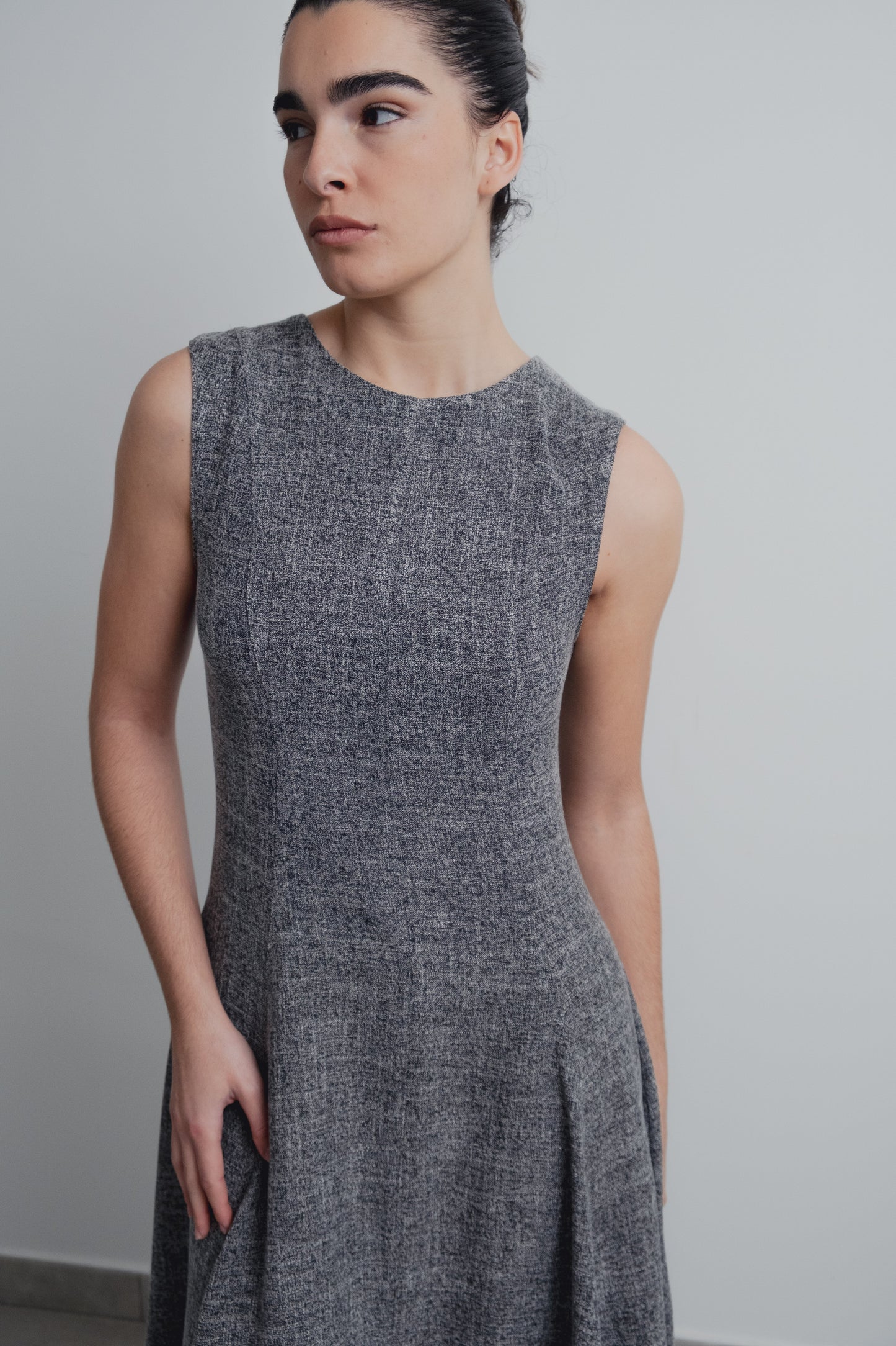 Vestido midi estructura negro sin mangas diseño español