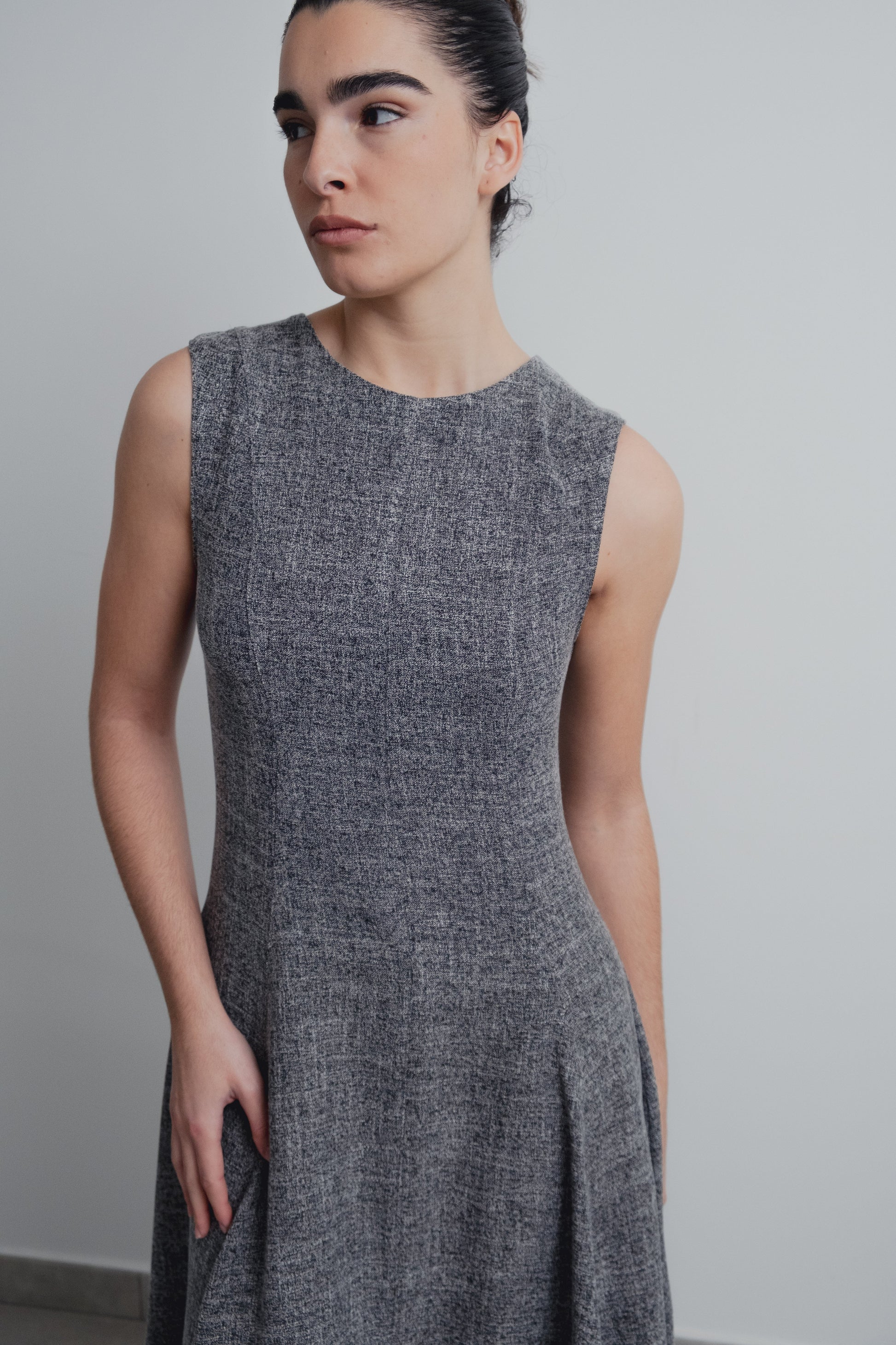 Vestido midi estructura negro sin mangas diseño español
