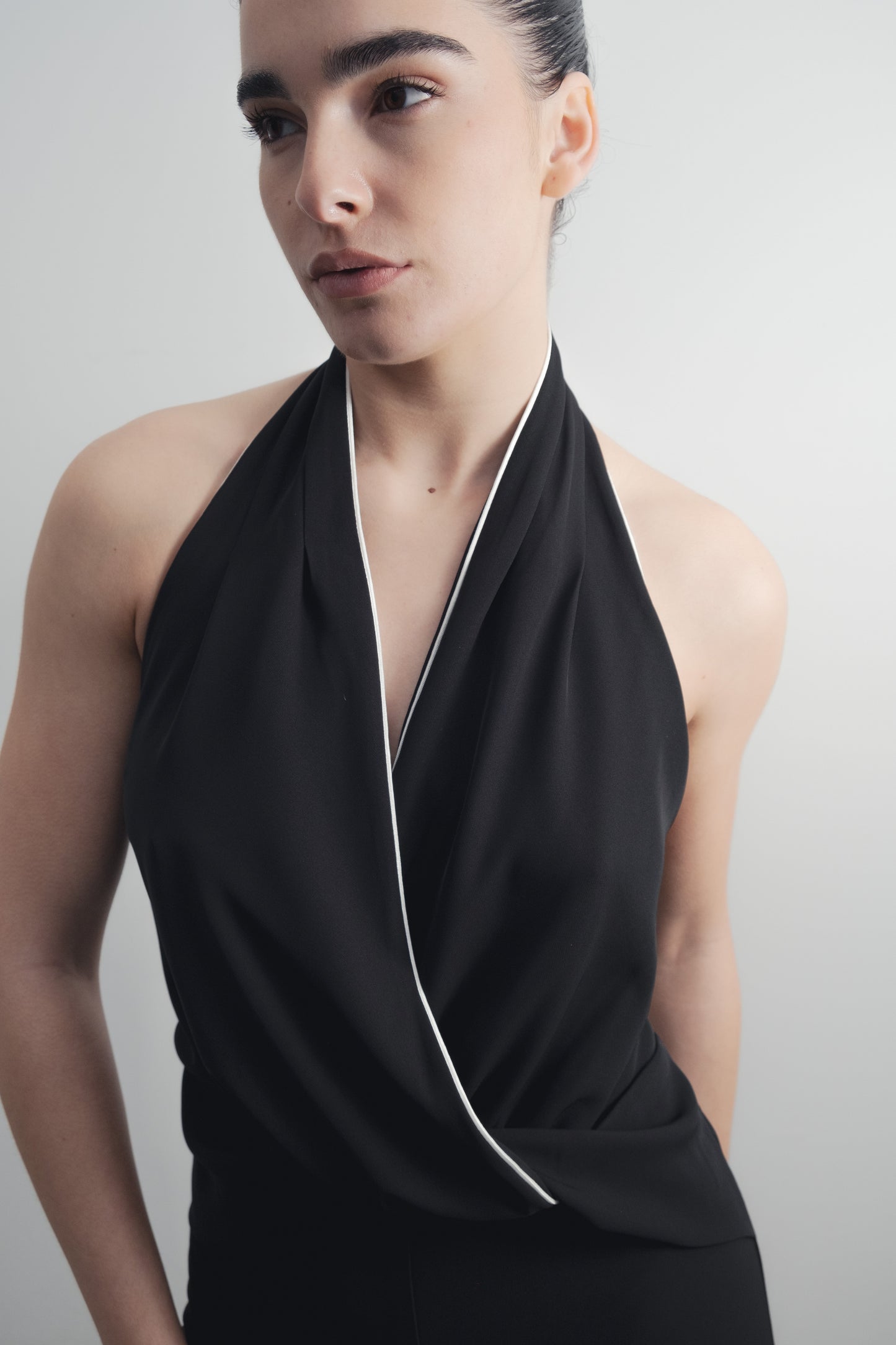 Mono halter negro con vivos a contraste y pernera ancha diseño español